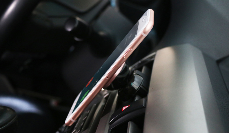 Magnetic stand for mobile phones, air outlet, mobile phone navigation stand, magnetic stand Application Scenario