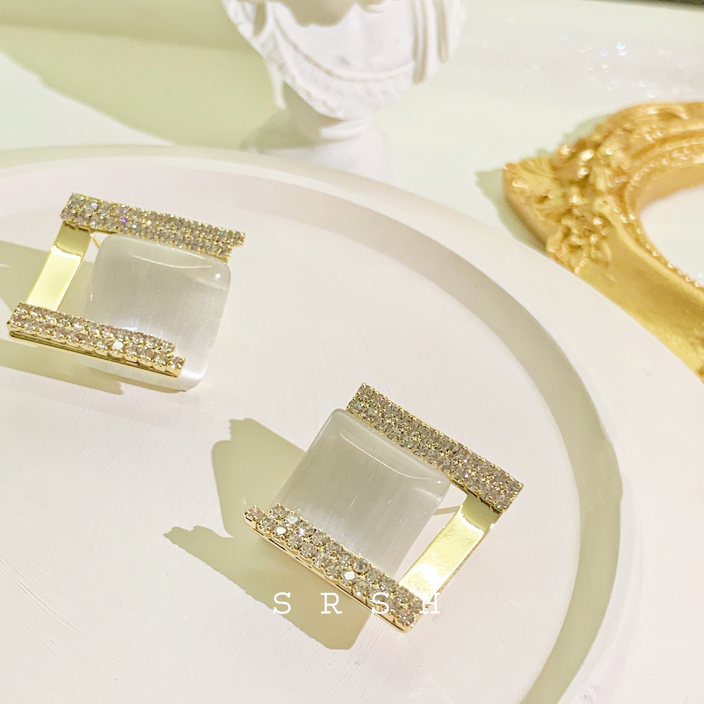 Square and elegant cat-eye symmetrical earrings and stud earrings Application Scenario