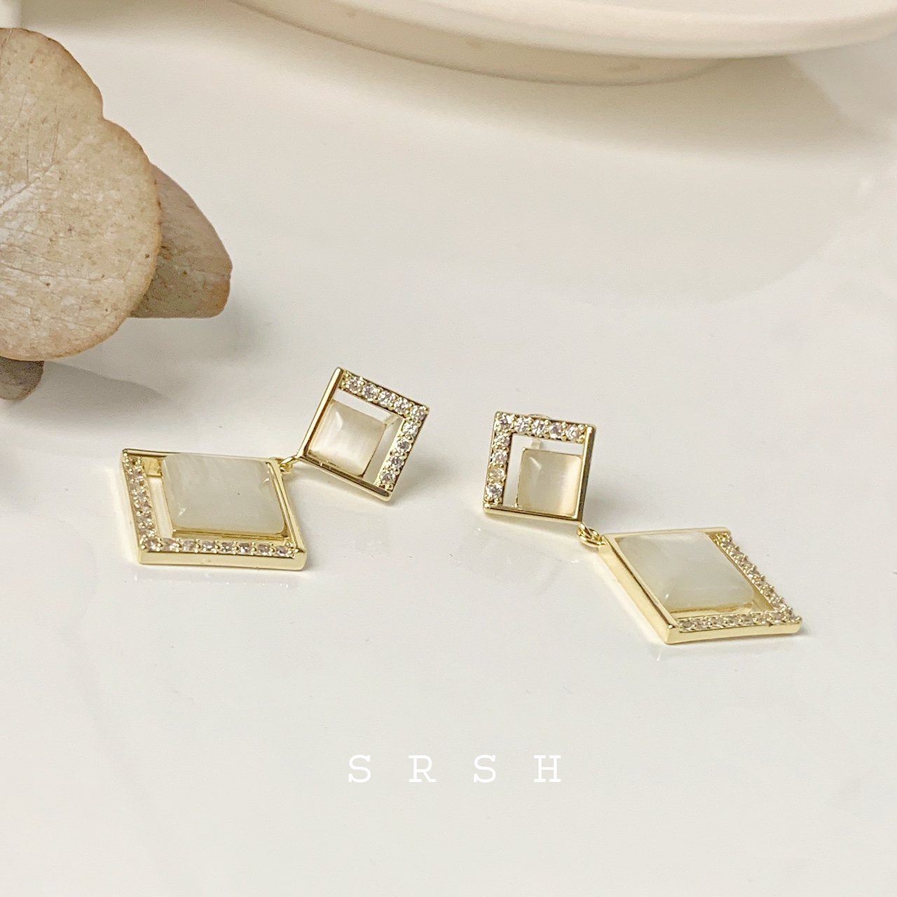 Cat's eye stone style ear studs