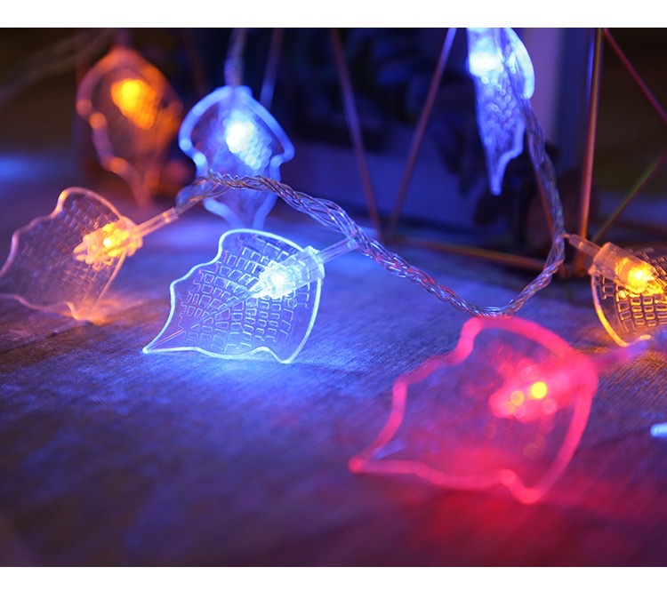 Cross-border new product led color light, flashing light, string light, willow leaf, tree leaf light string, waterproof garden branch lighting decorative light, 3-meter 20-light, color battery box Application Scenario