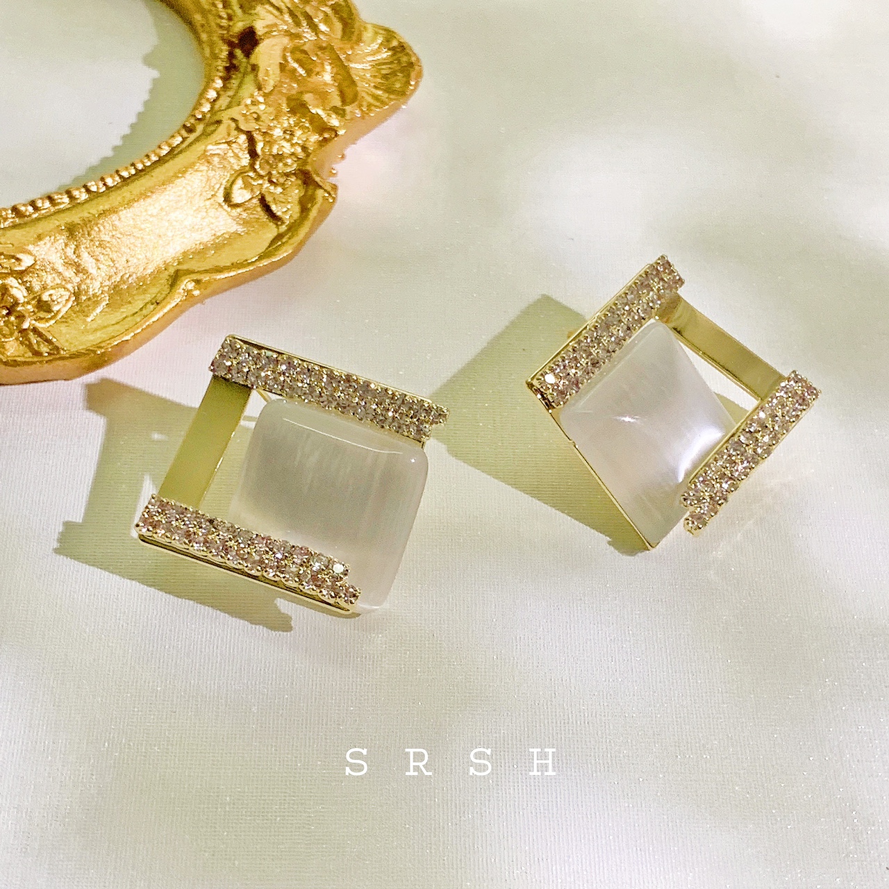 Square and elegant cat-eye symmetrical earrings and stud earrings