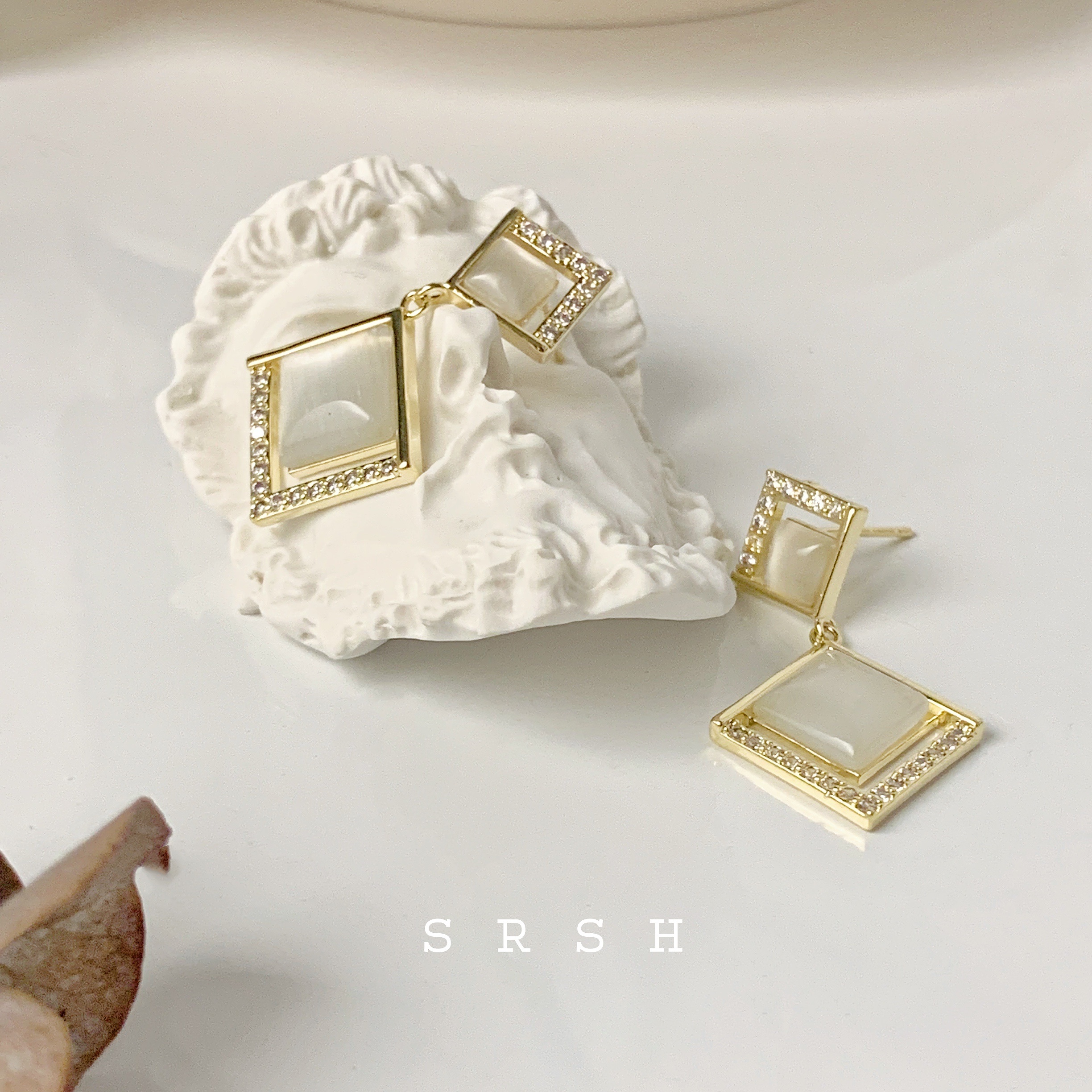 Cat's eye stone style ear studs details Picture