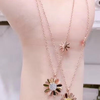 Chrysanthemum stainless steel Tiigang necklace live Tiktok new factory direct sales. thumbnail