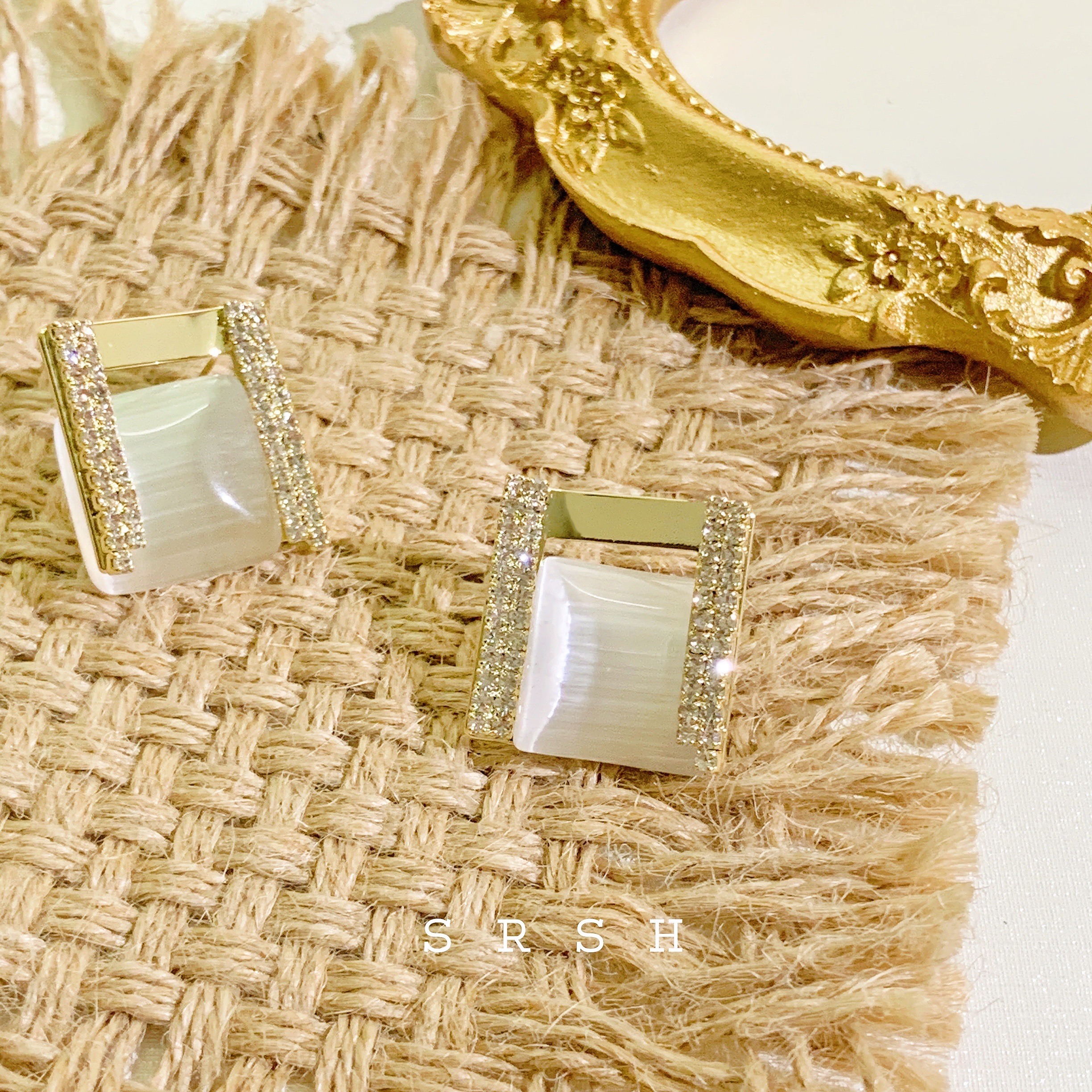 Square and elegant cat-eye symmetrical earrings and stud earrings Specification image