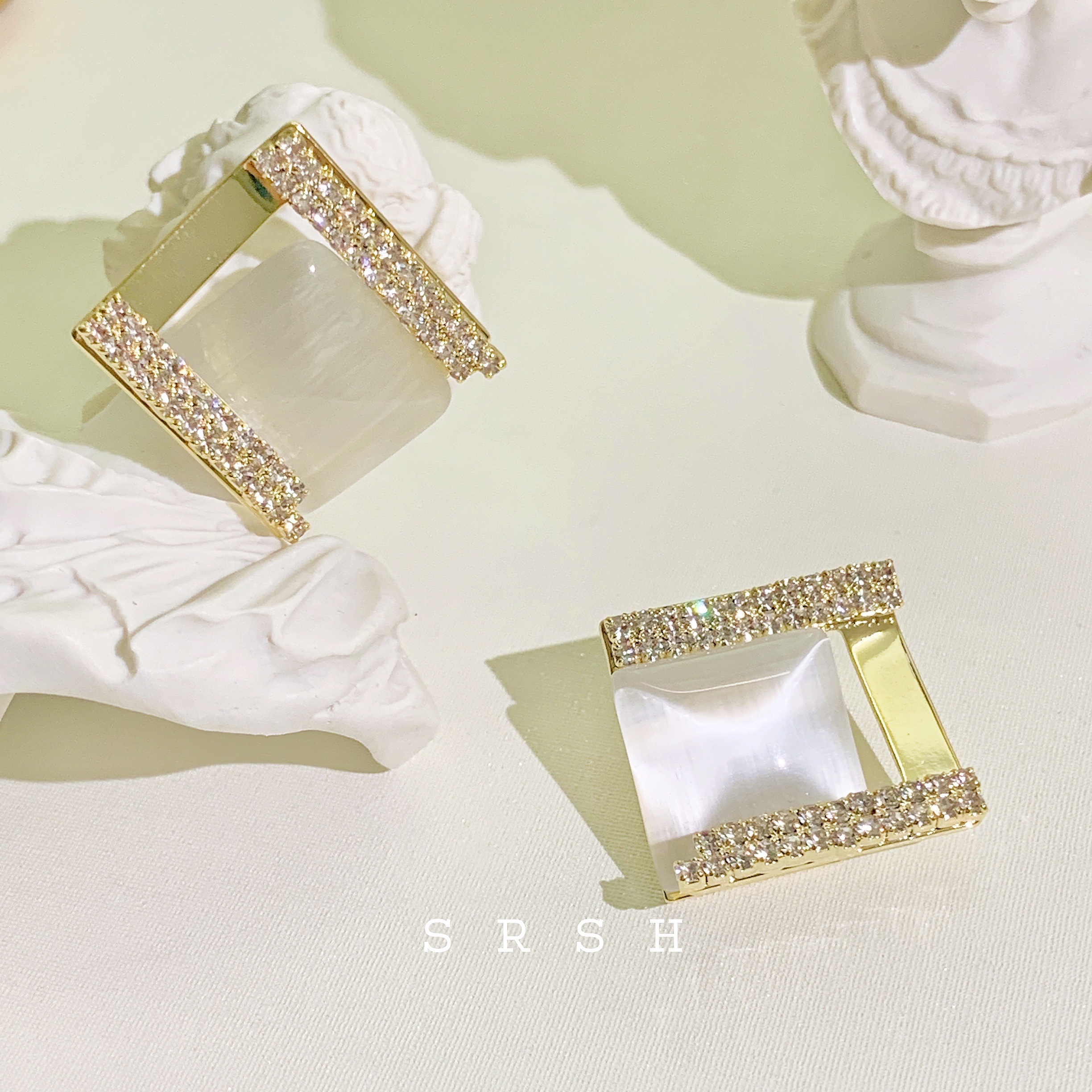 Square and elegant cat-eye symmetrical earrings and stud earrings details Picture