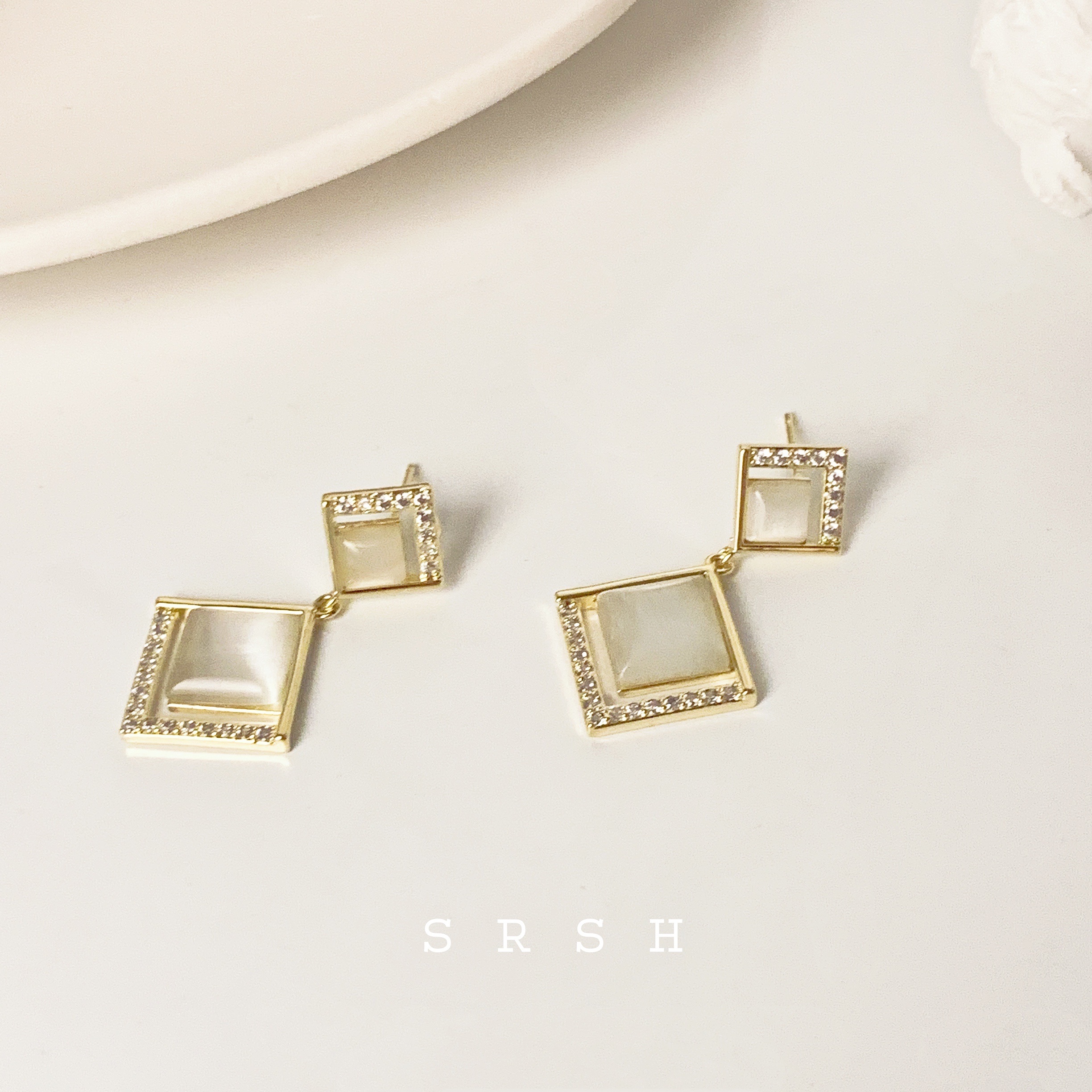 Cat's eye stone style ear studs Specification image