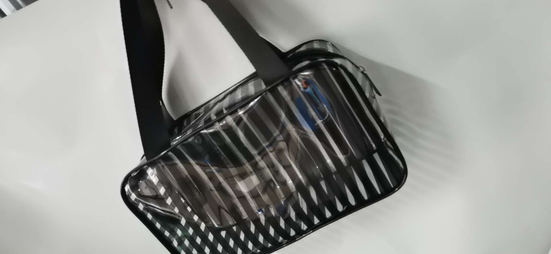 Transparent cosmetic bag detail image 3