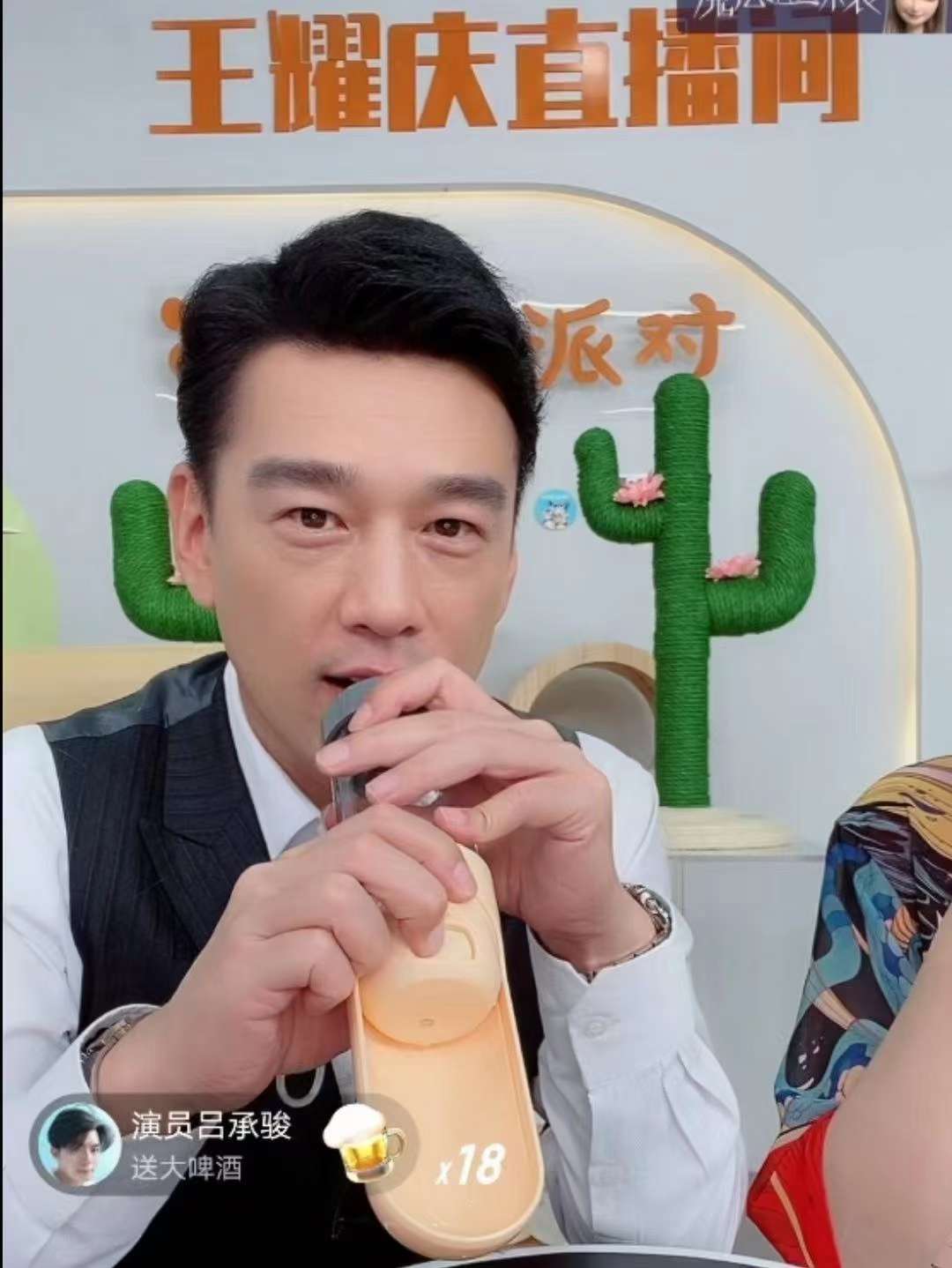 宠物用品随行杯也有相当亮眼的表现哦凭借马卡龙色系与超高实用性，不知道俘获直播间多少姐妹的少女心。和舅舅一样高颜值的明星随详情2