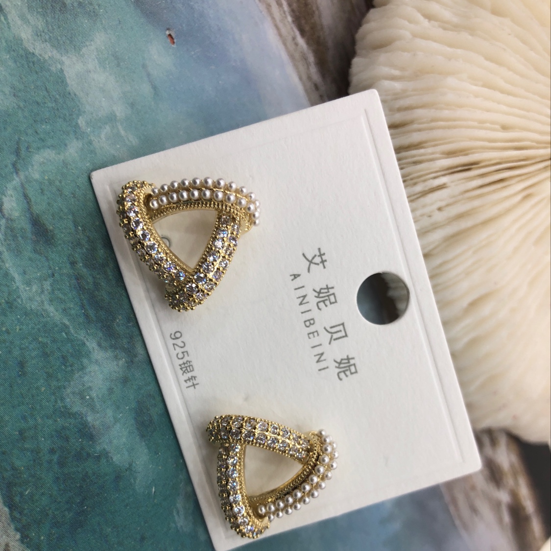 Slightly inlaid triangular ear studs