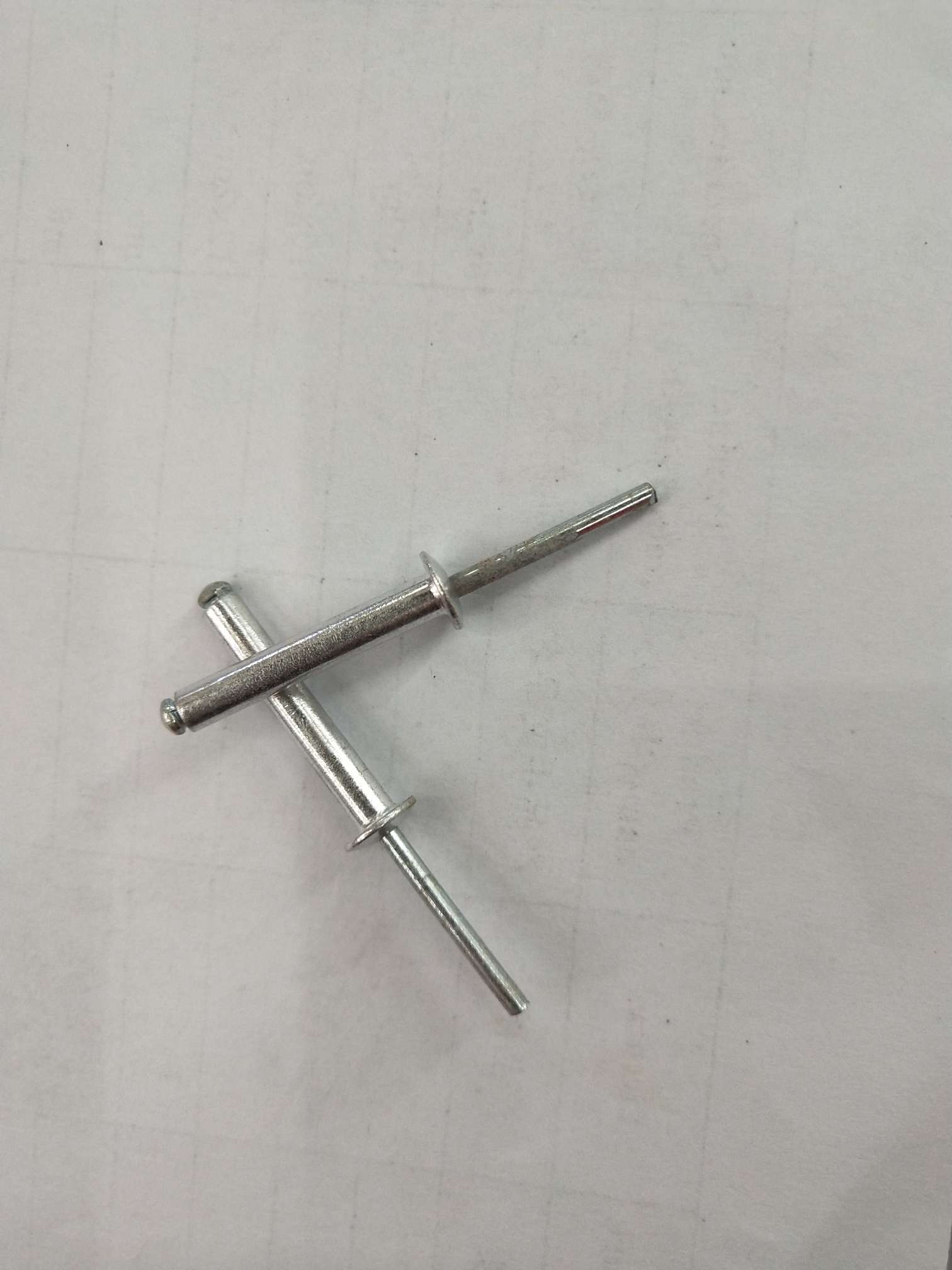 拉铆钉产品图