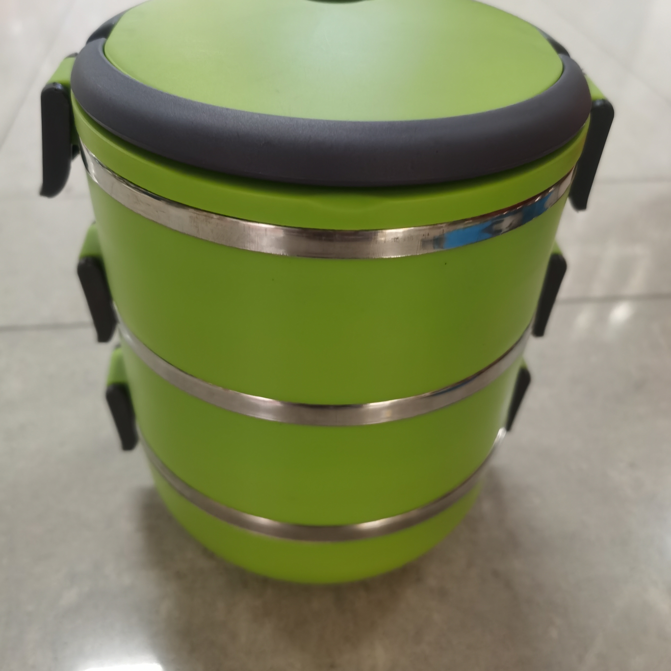 The three-layer insulated lunch box is round