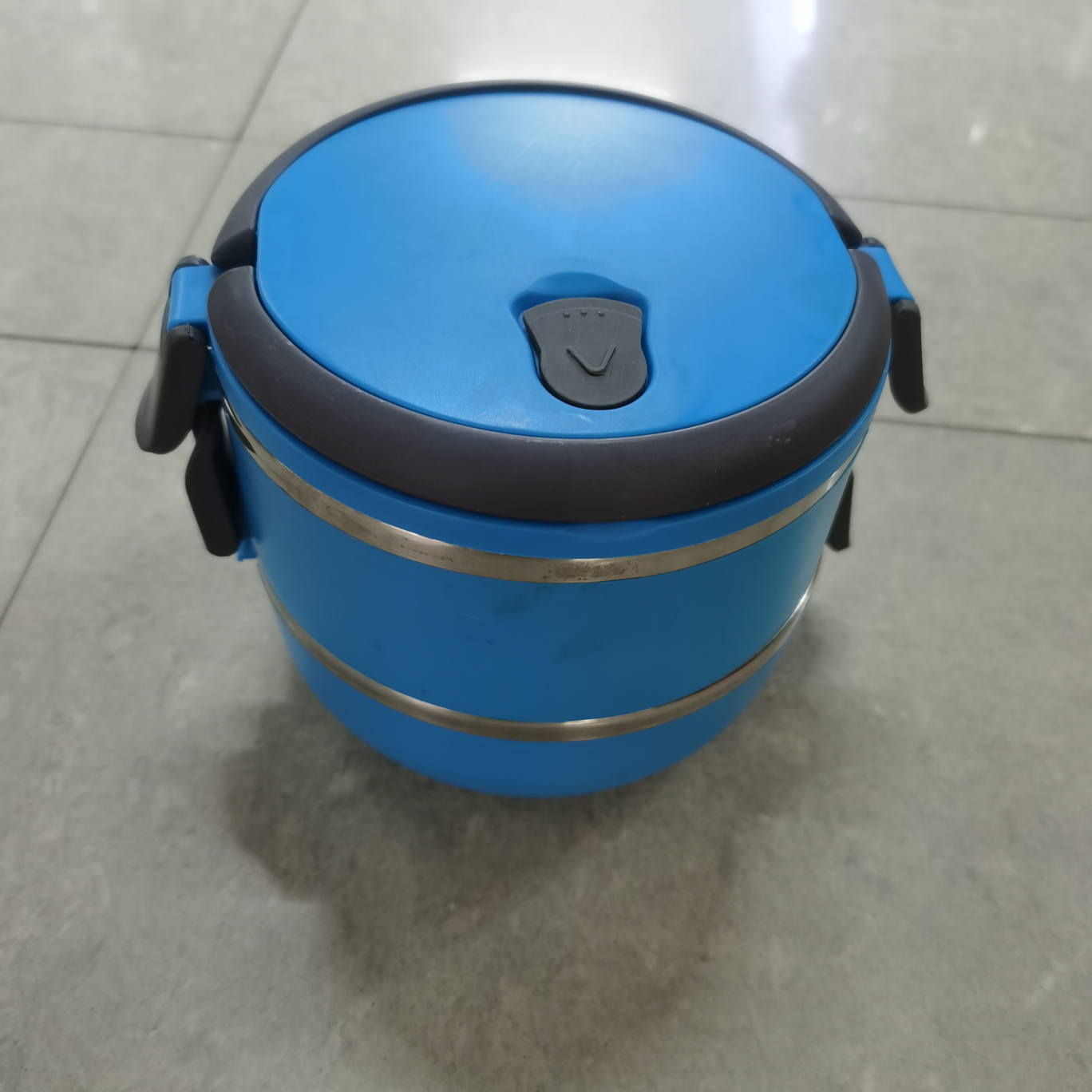 The two-layer insulated lunch box is round and double-layered