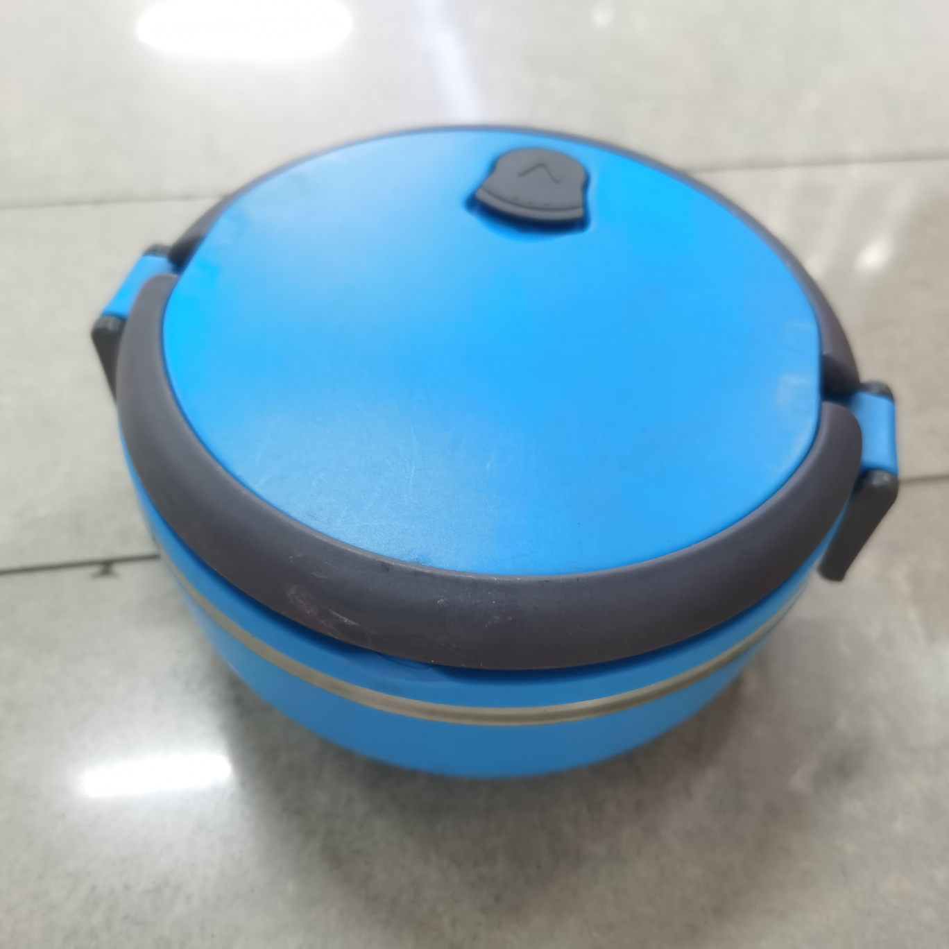 A circular single-layer insulated lunch box