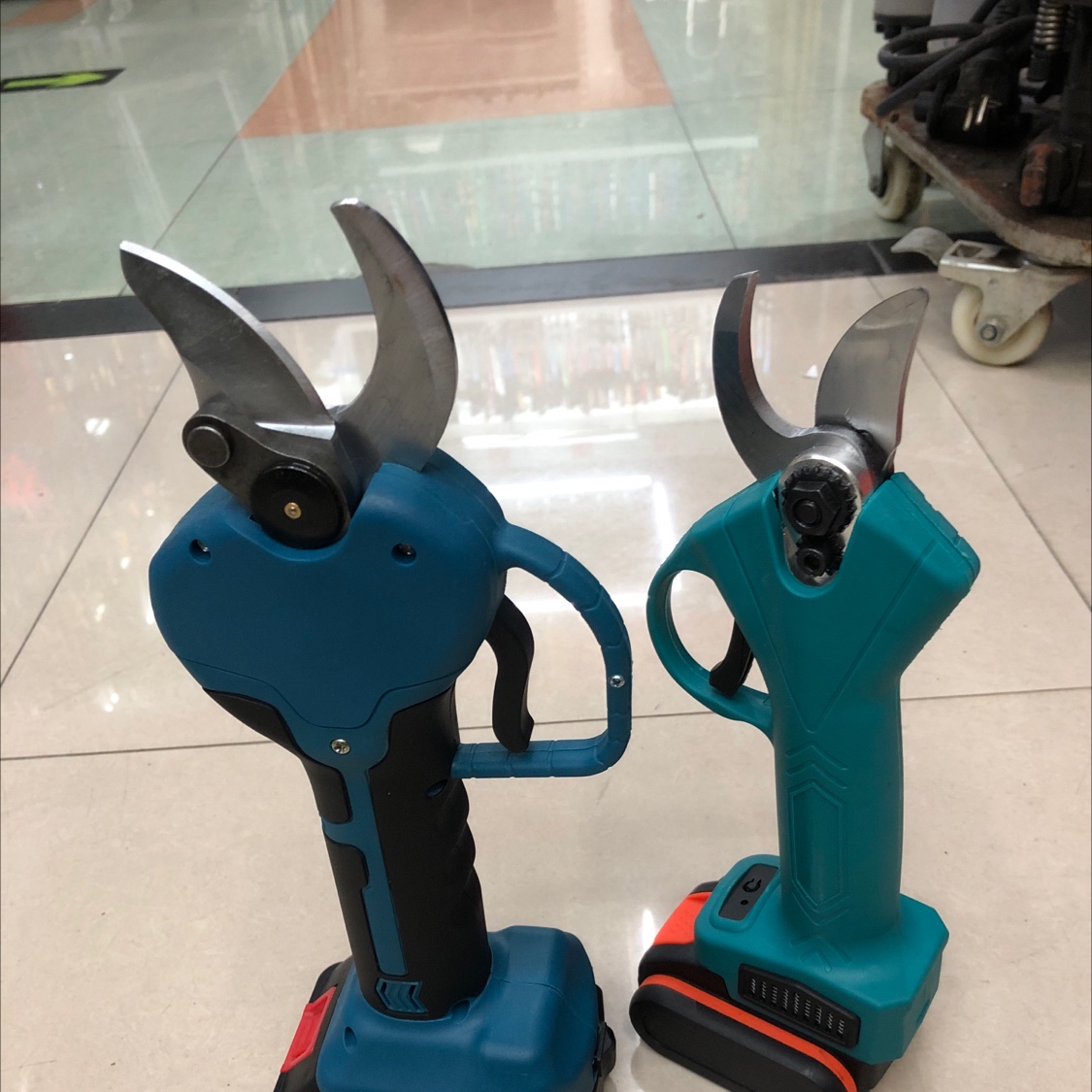 Lithium battery scissors. Lithium battery tools, power tools detail image 1