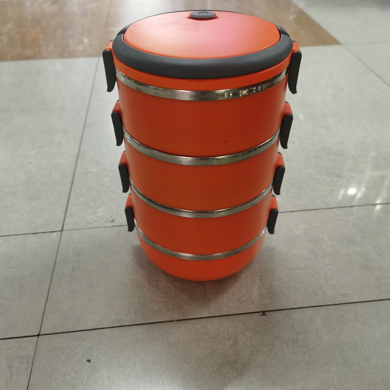 The four-layer insulated lunch box is round