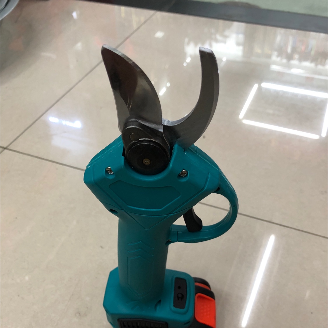 Lithium battery scissors. Lithium battery tools, power tools Application Scenario