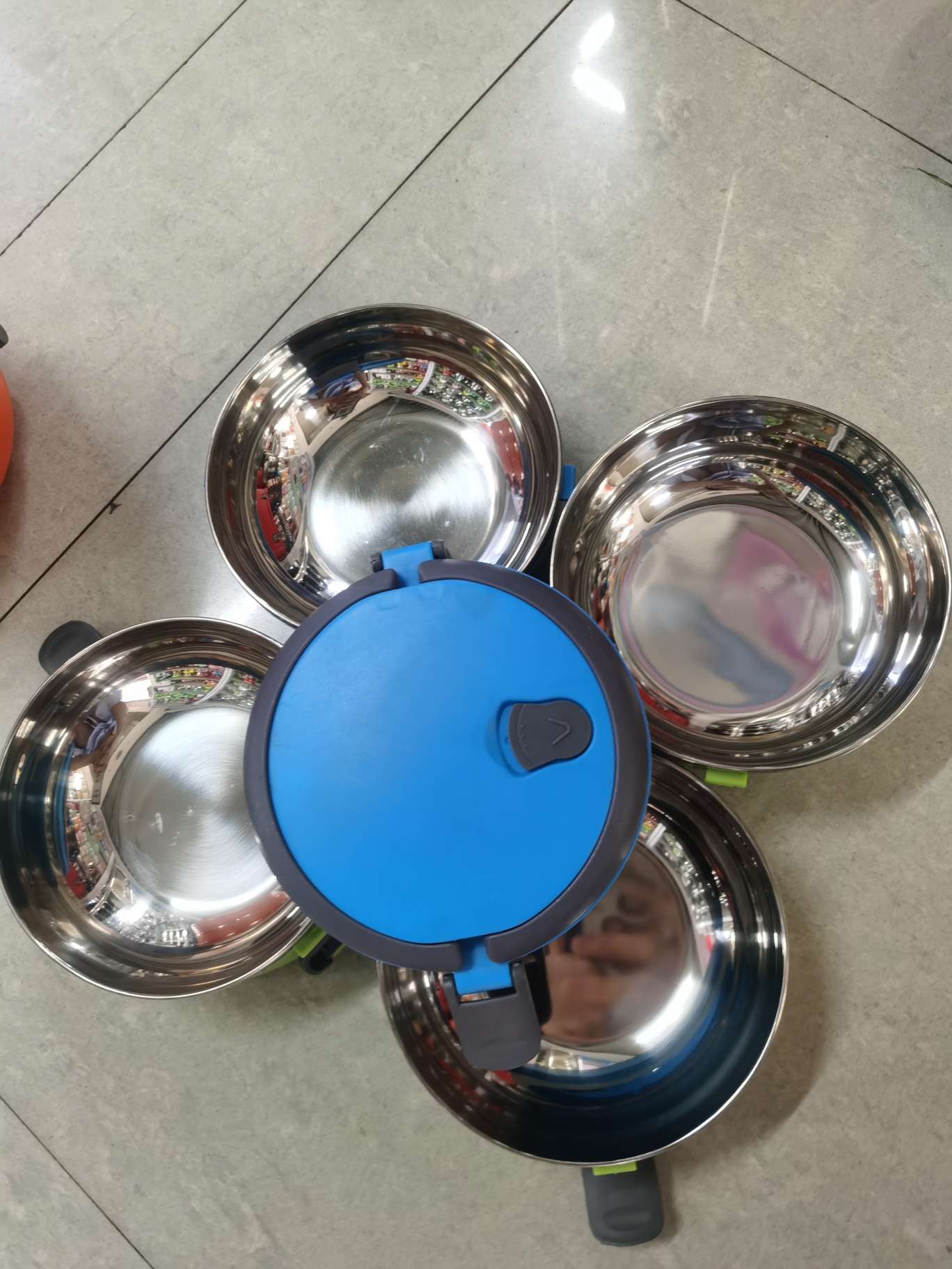 The four-layer insulated lunch box is round details Picture