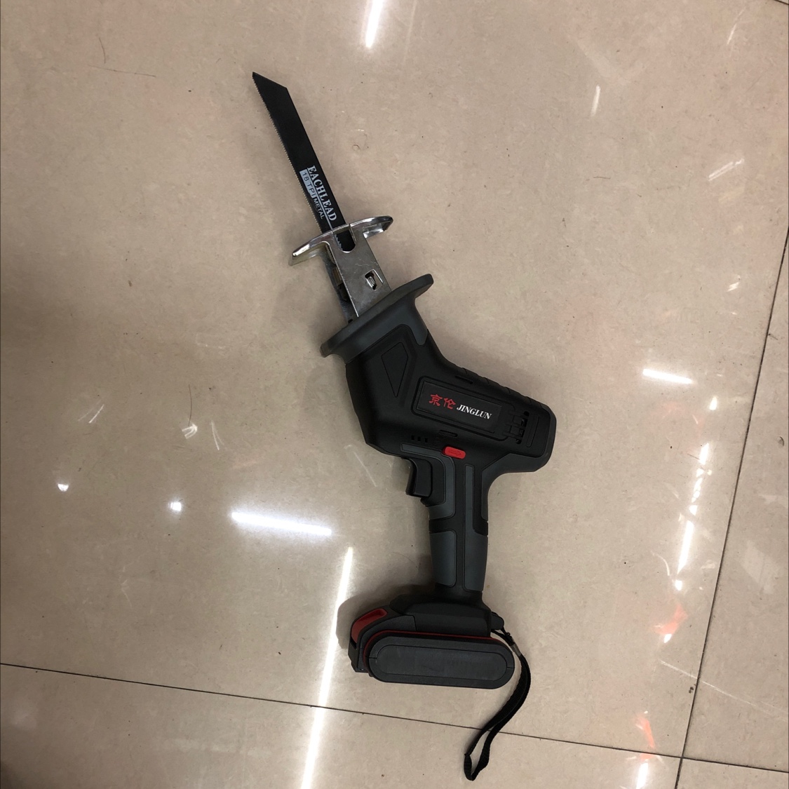锂电锯。锂电工具。电动工具
