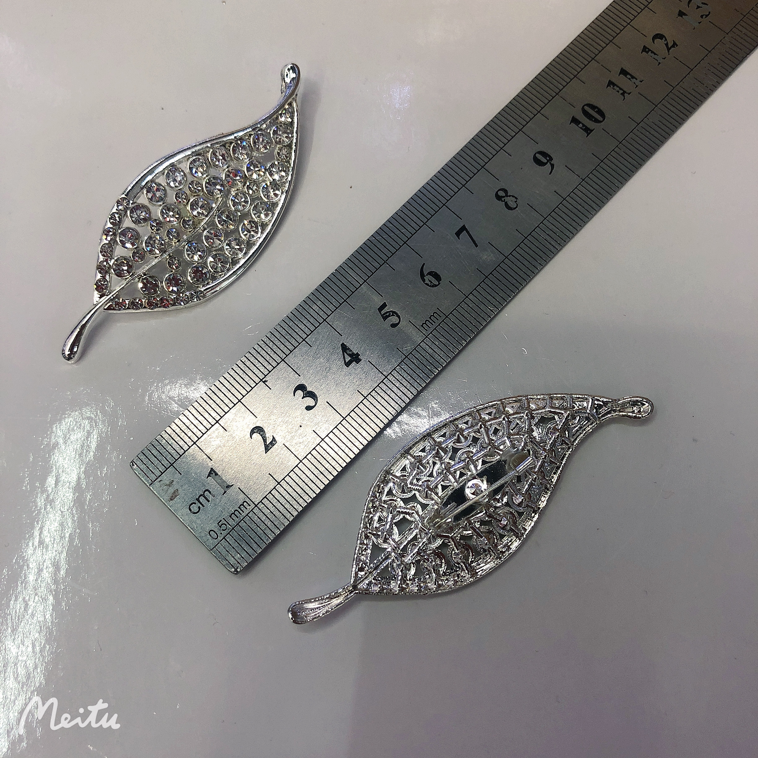 银色水钻树叶胸针白底实物图