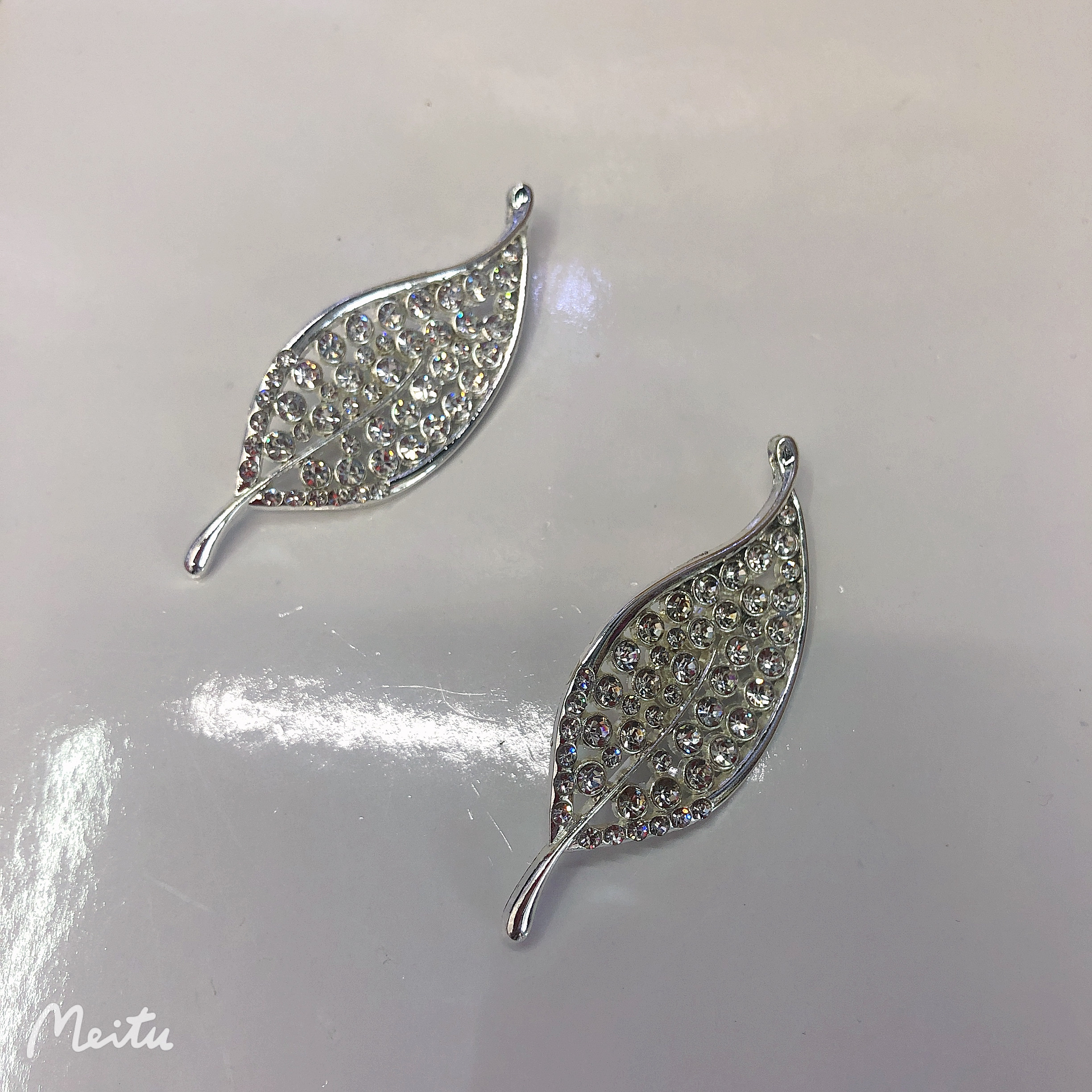 银色水钻树叶胸针产品图