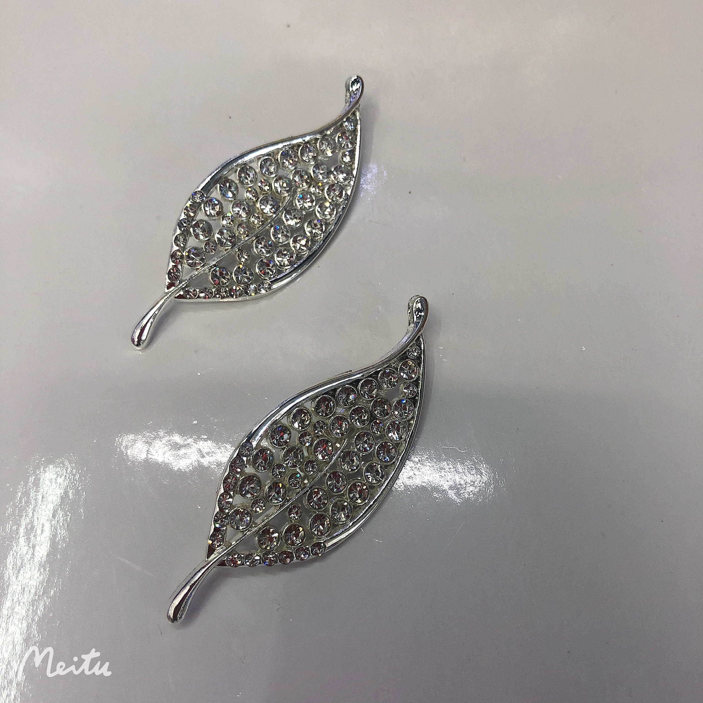 银色水钻树叶胸针细节图