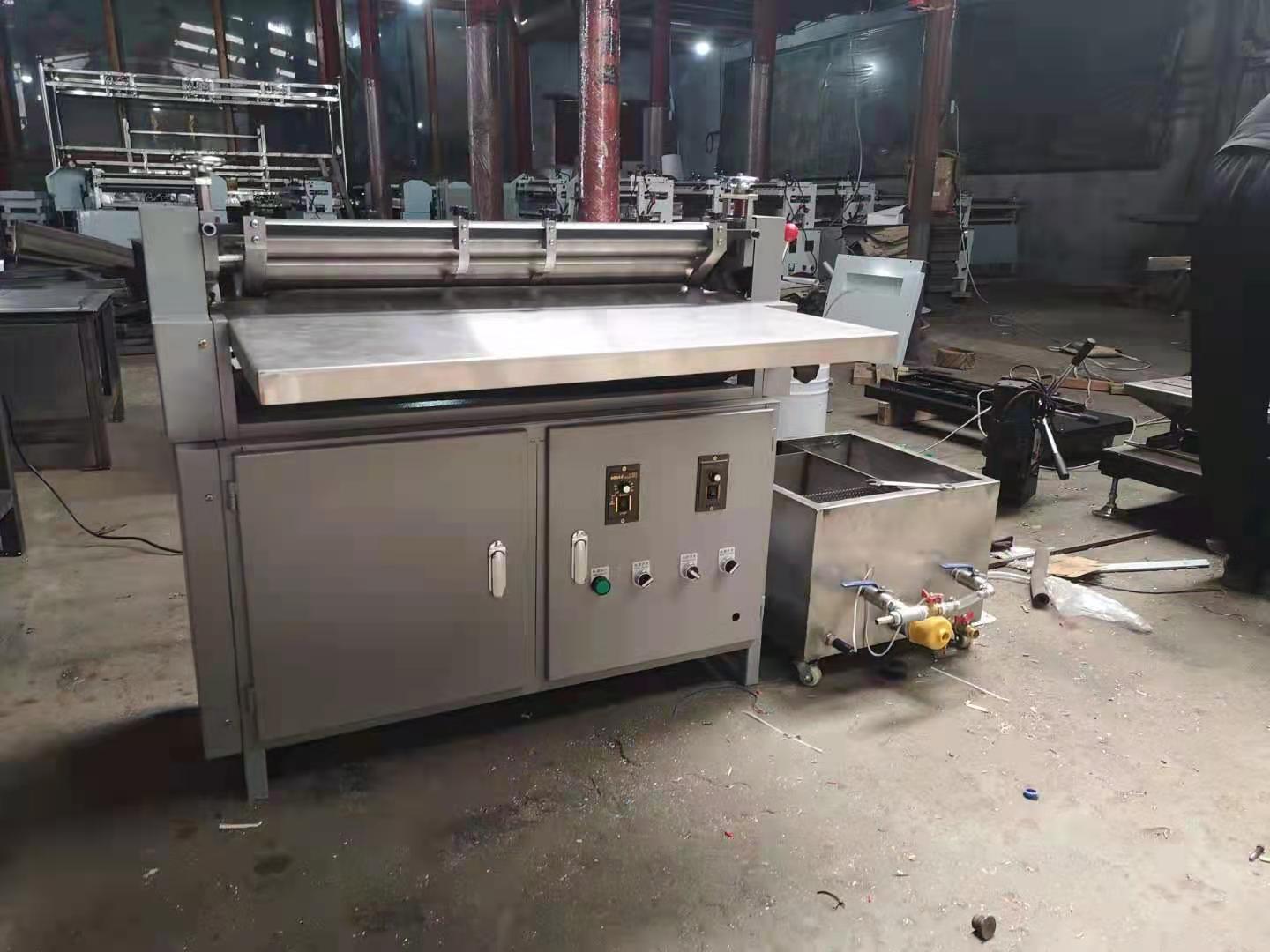A deposit of 700 yuan for the gluing machine, glue machine and hot melt adhesive machine details Picture