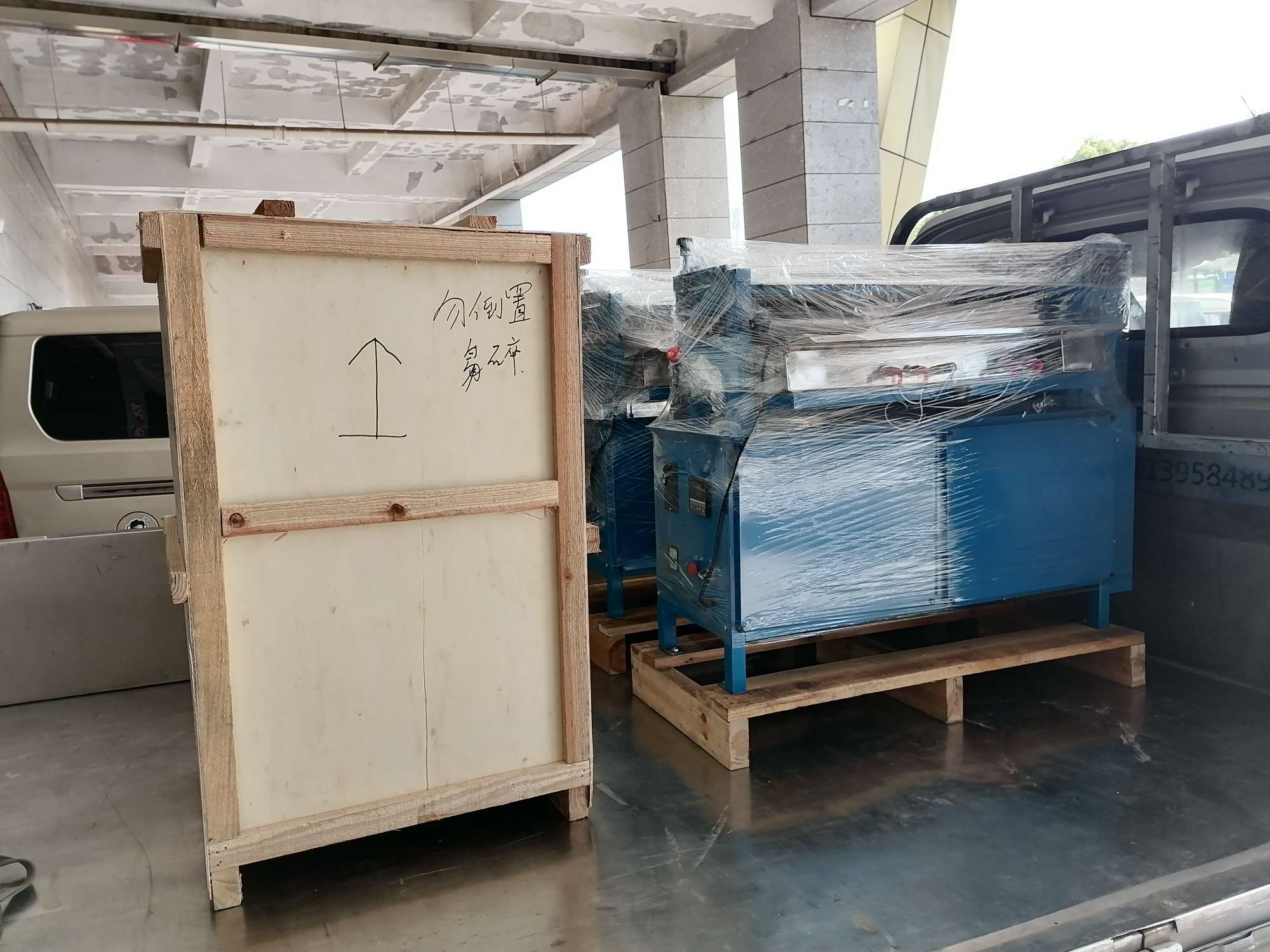 A deposit of 700 yuan for the gluing machine, glue machine and hot melt adhesive machine Specification image
