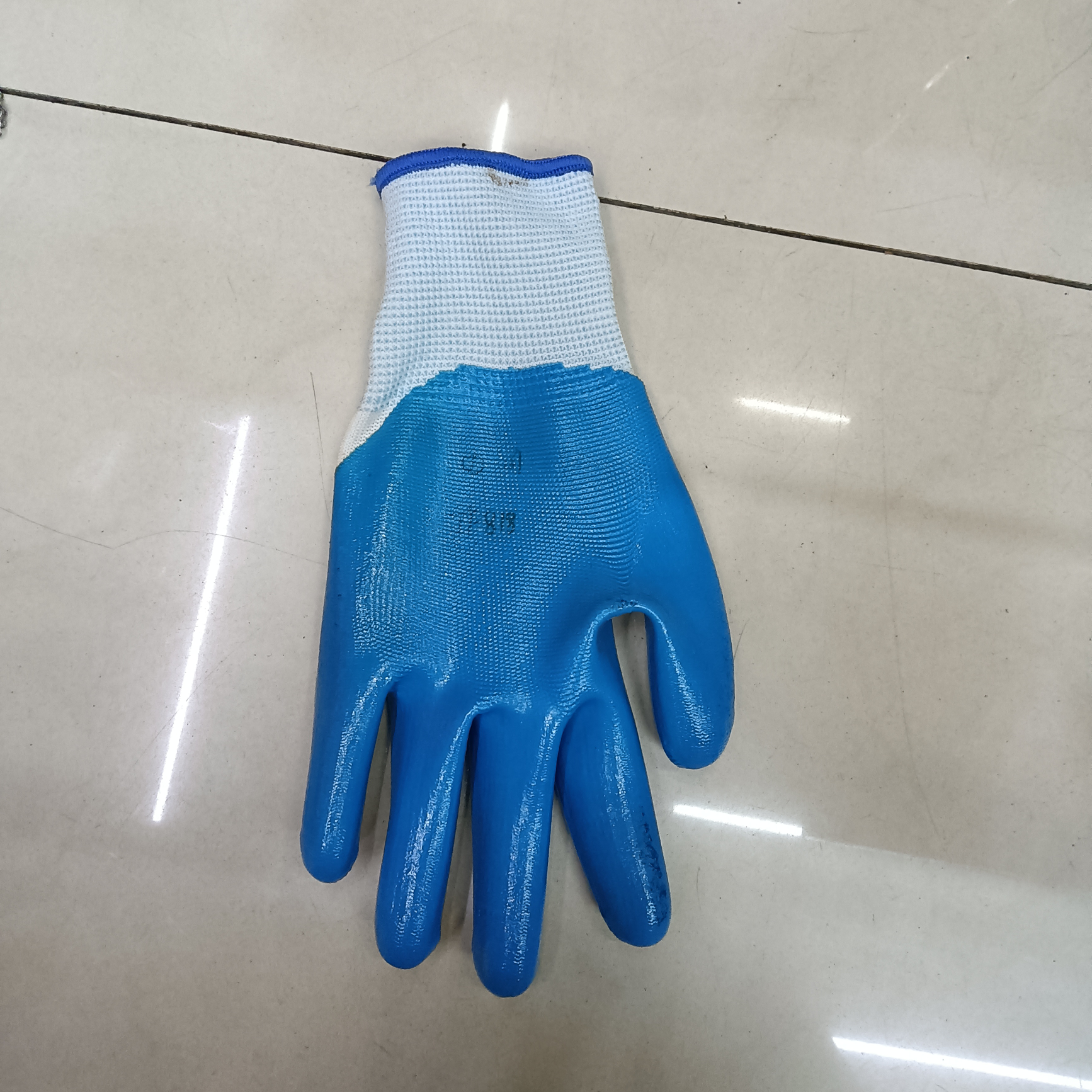 浅蓝色橡胶手套