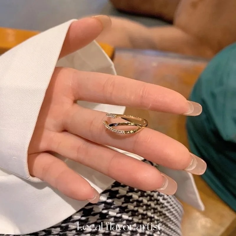 Chenglong Jewelry's Japanese and Korean light luxury, niche and simple open ring, women's niche design, INS personality, high-end and elegant, internet-famous ring CL01120-25 Application Scenario