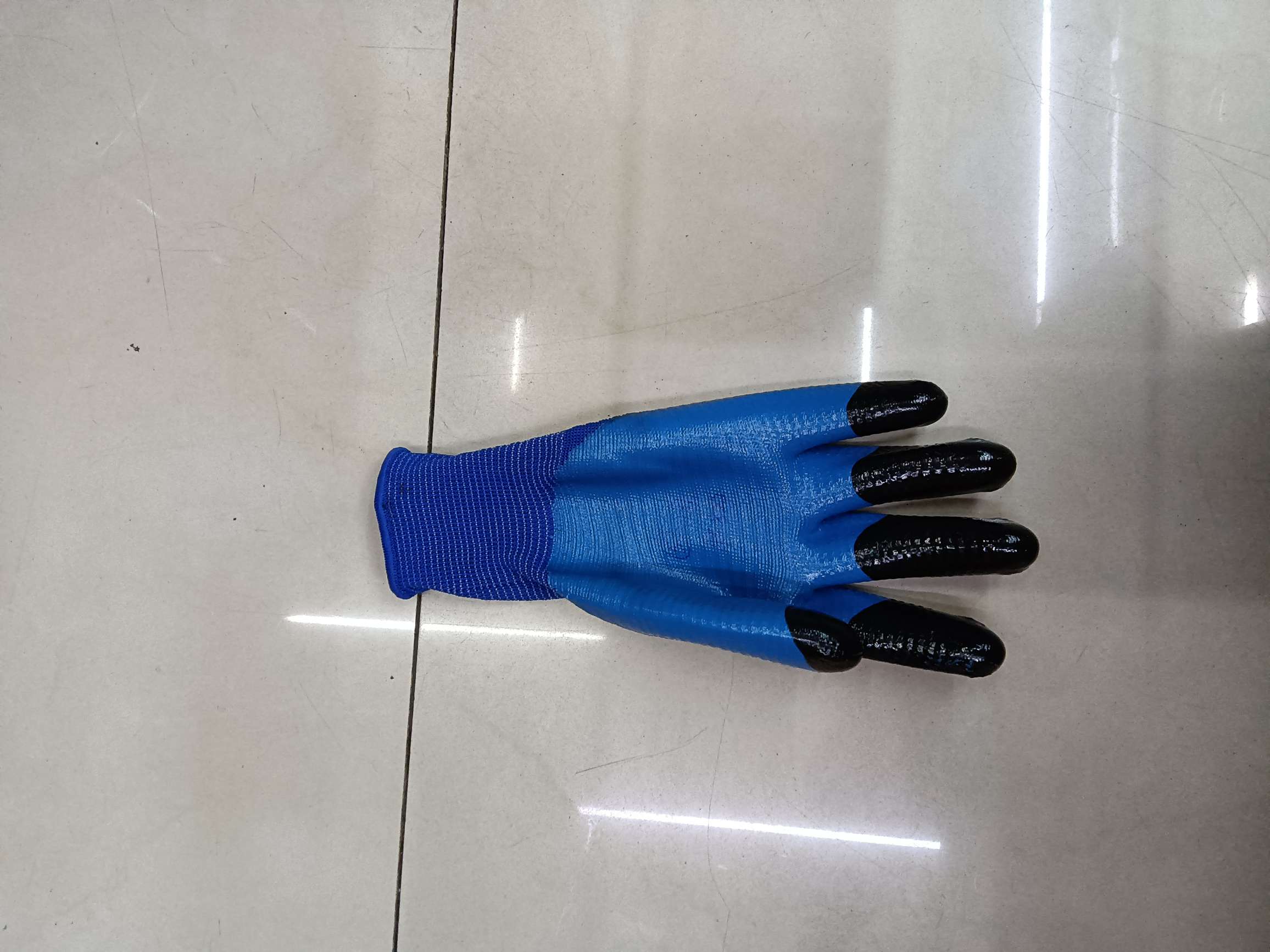 深蓝色橡胶手套产品图