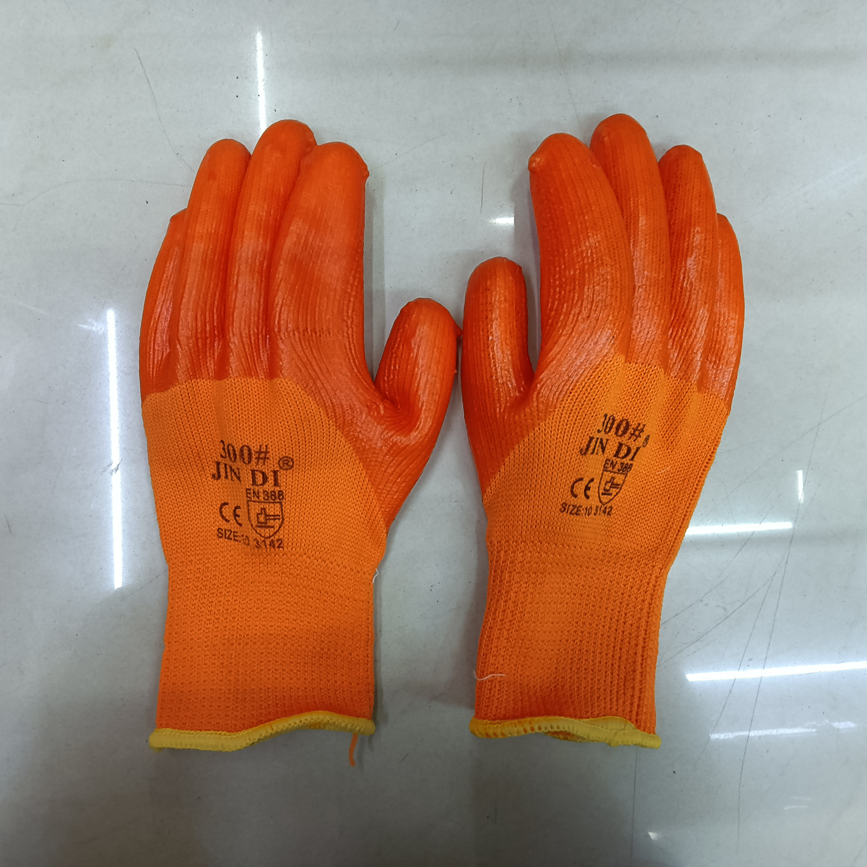 橘黄色橡胶手套
