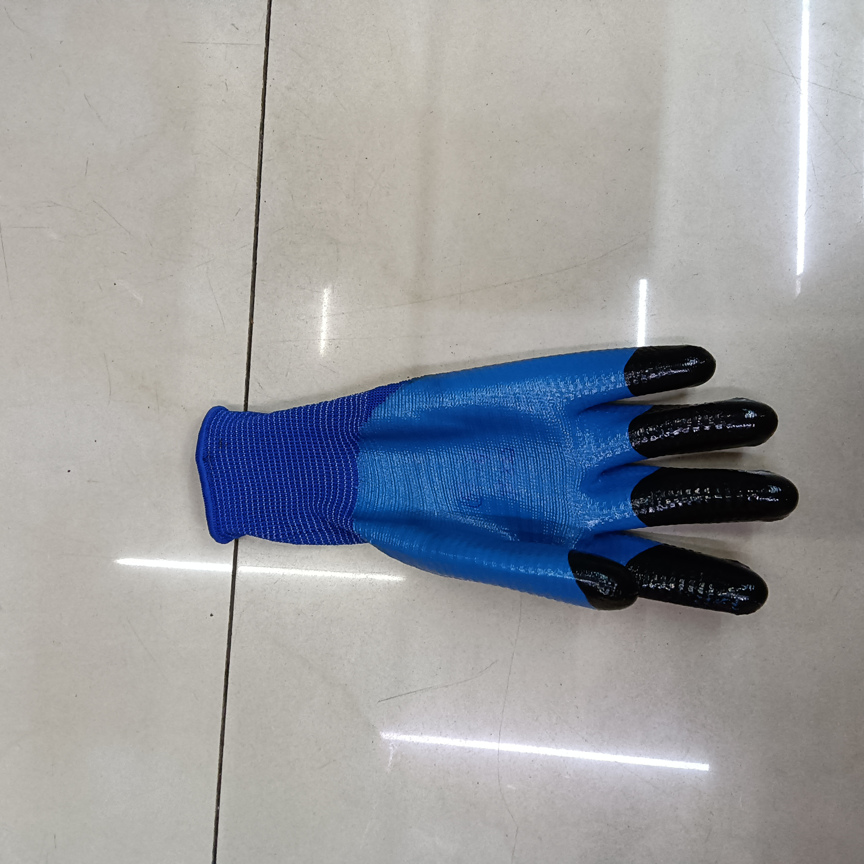 深蓝色橡胶手套