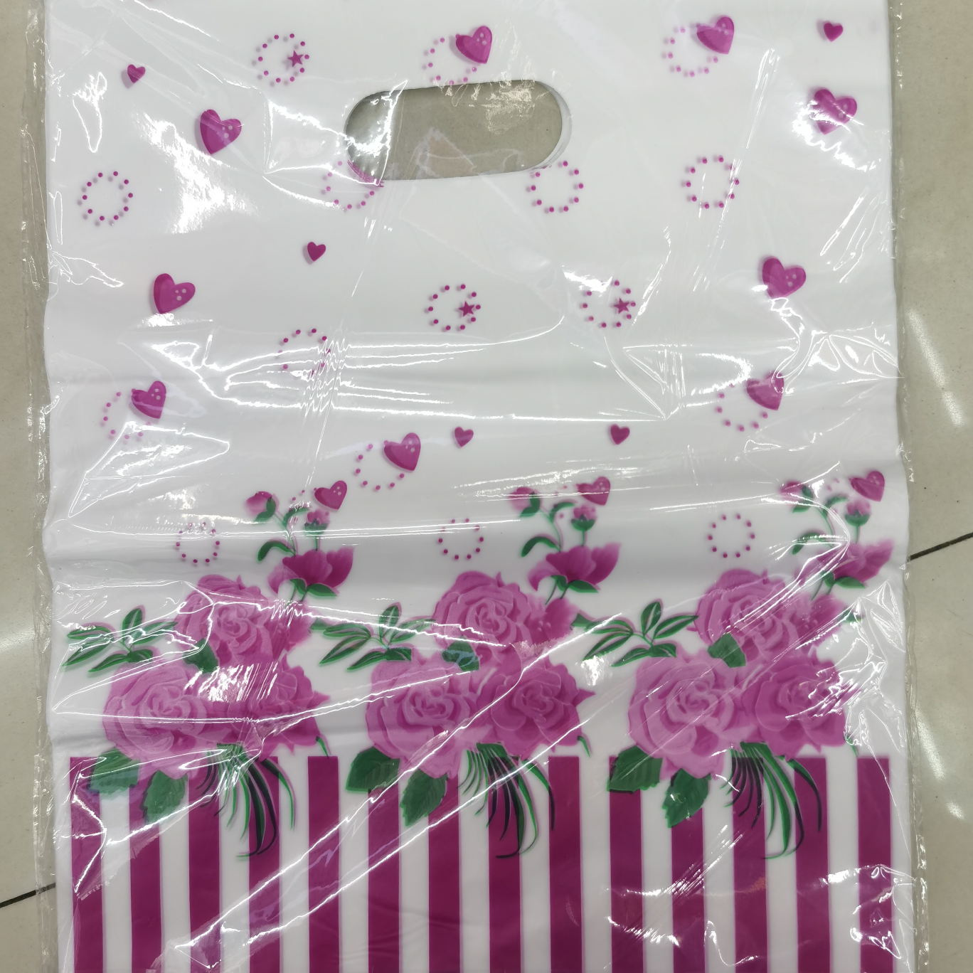 玫瑰花塑料袋低压塑料袋.PE塑料袋。有心形.花型.圆形.圆点.条纹.圆圈.美女图案.字母图案.人物图案.玫瑰花图案、铁塔图