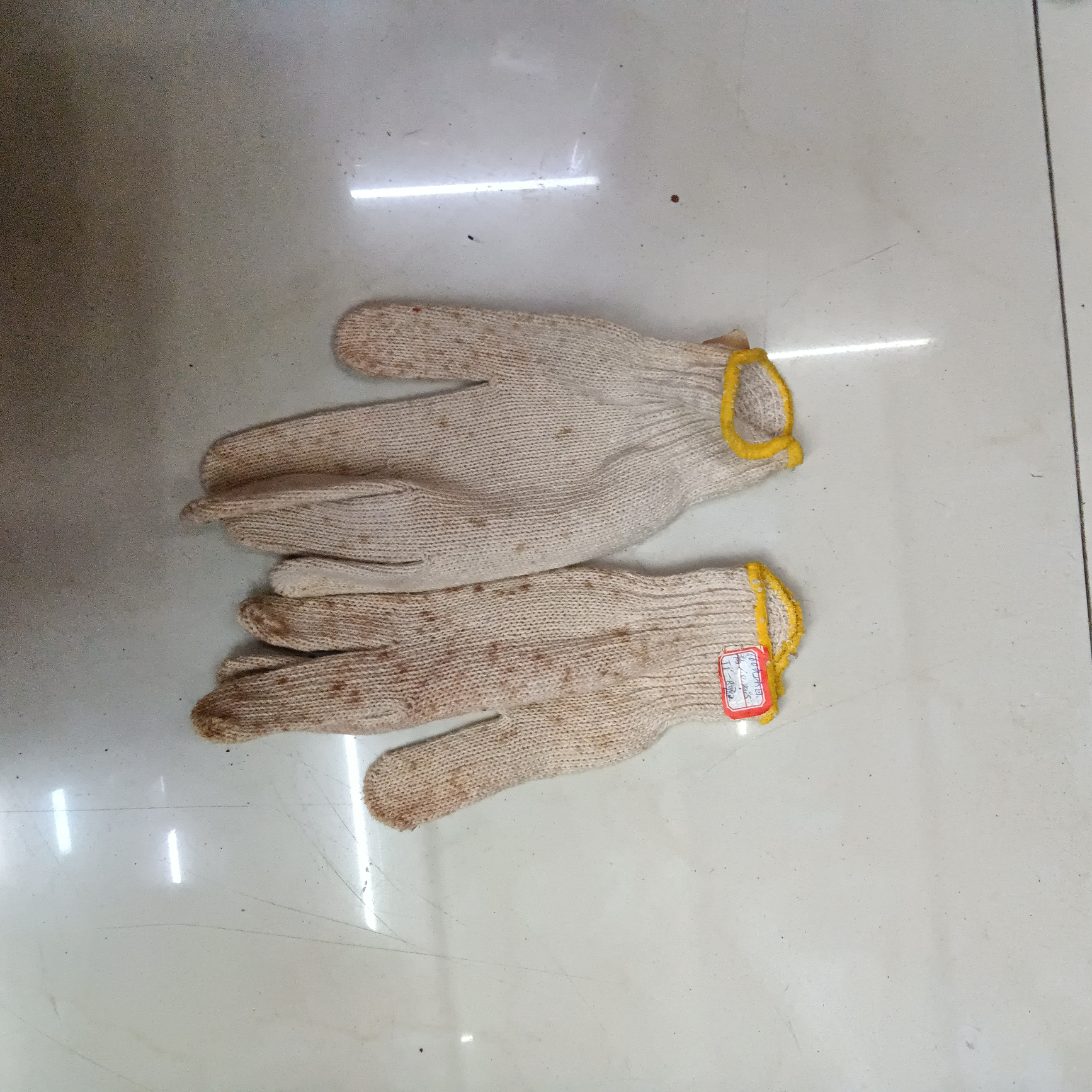 黄色收尾黑色点胶针织手套