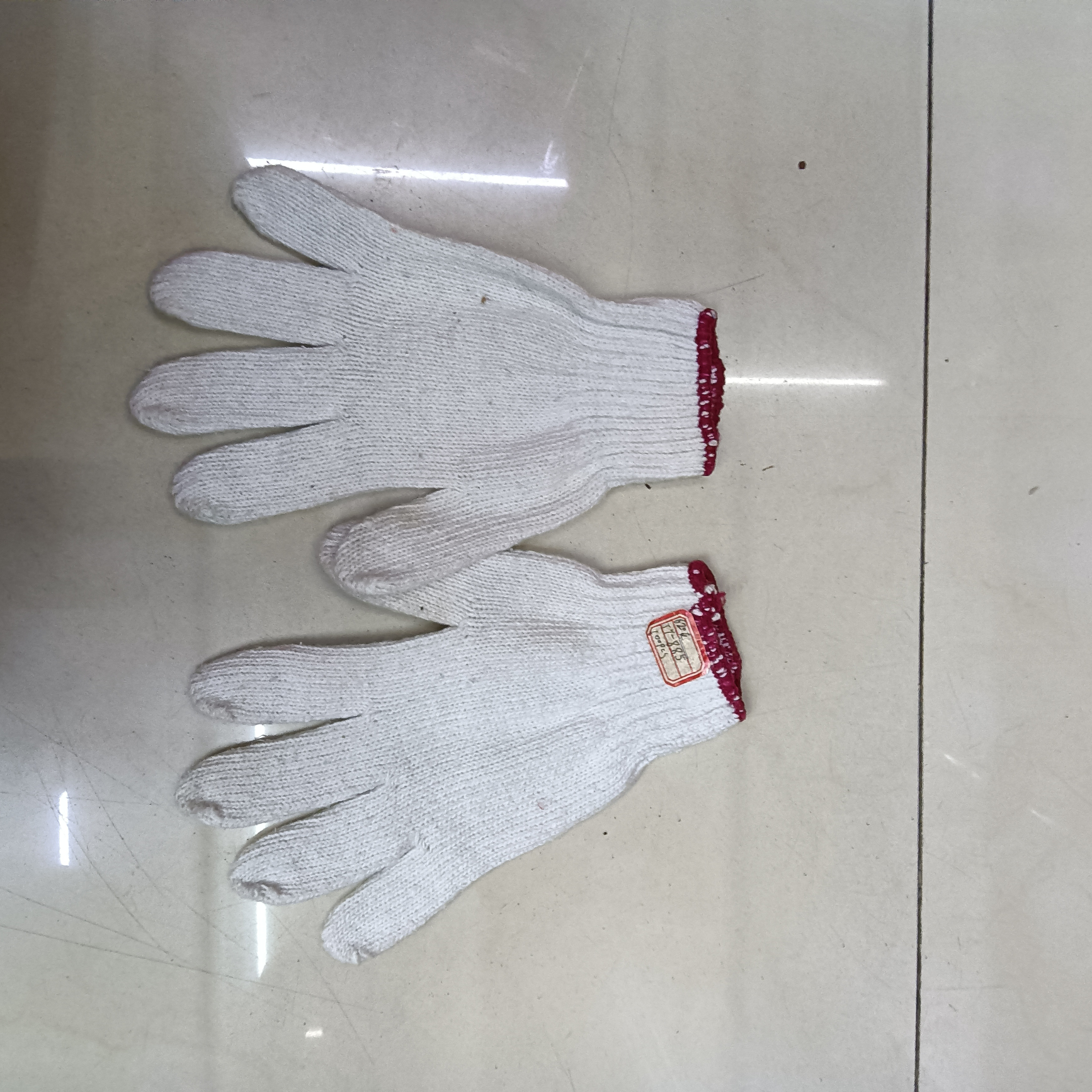 白色线织手套