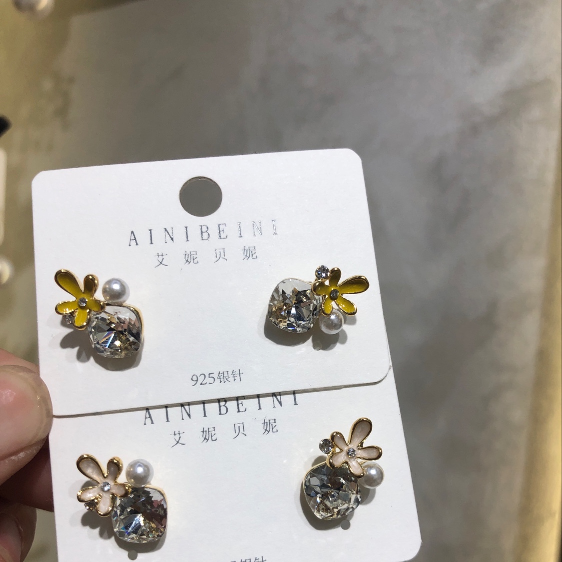 Zircon flower stud earrings