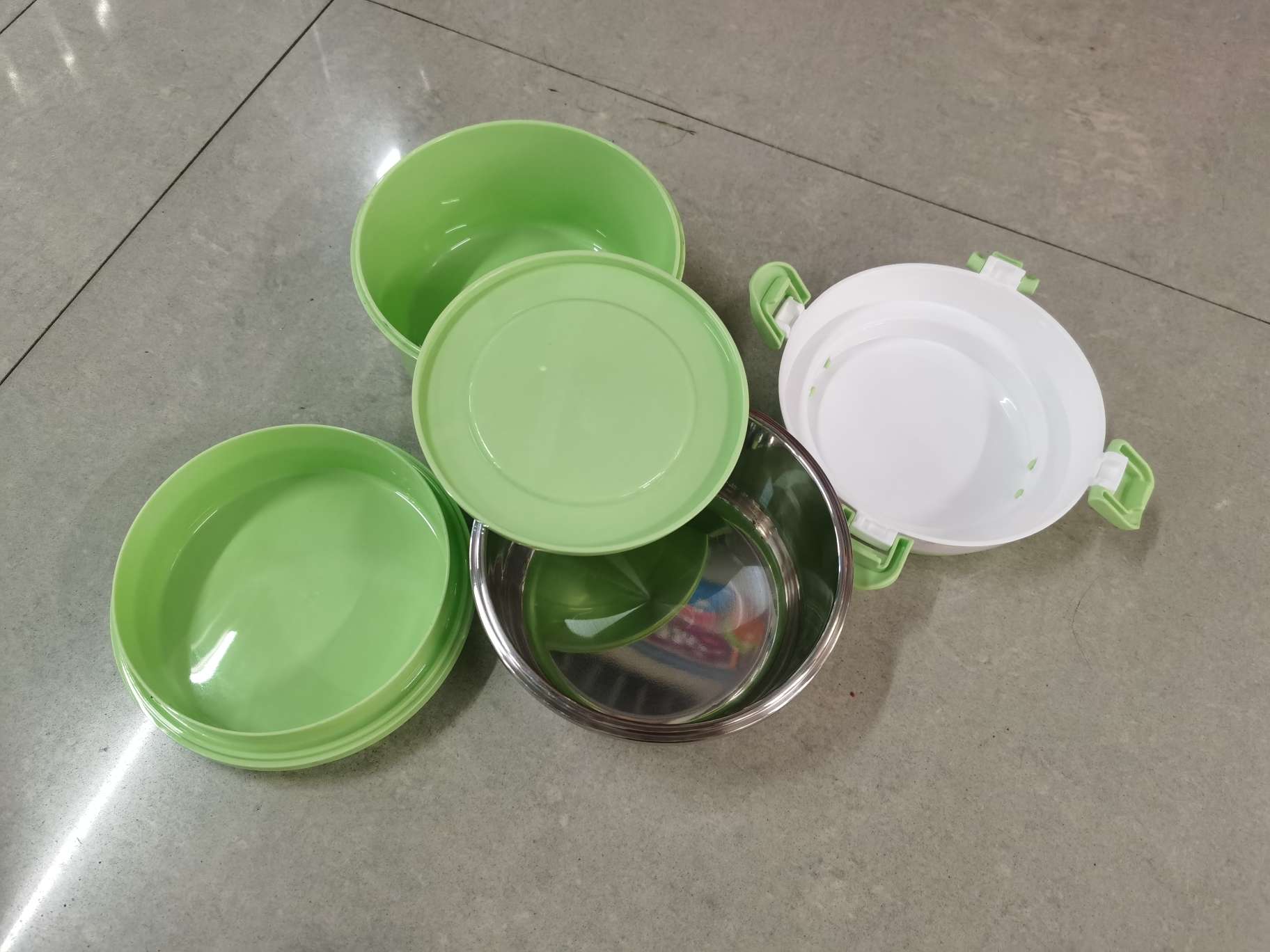 A round lunch box made of plastic, small and compact Specification image
