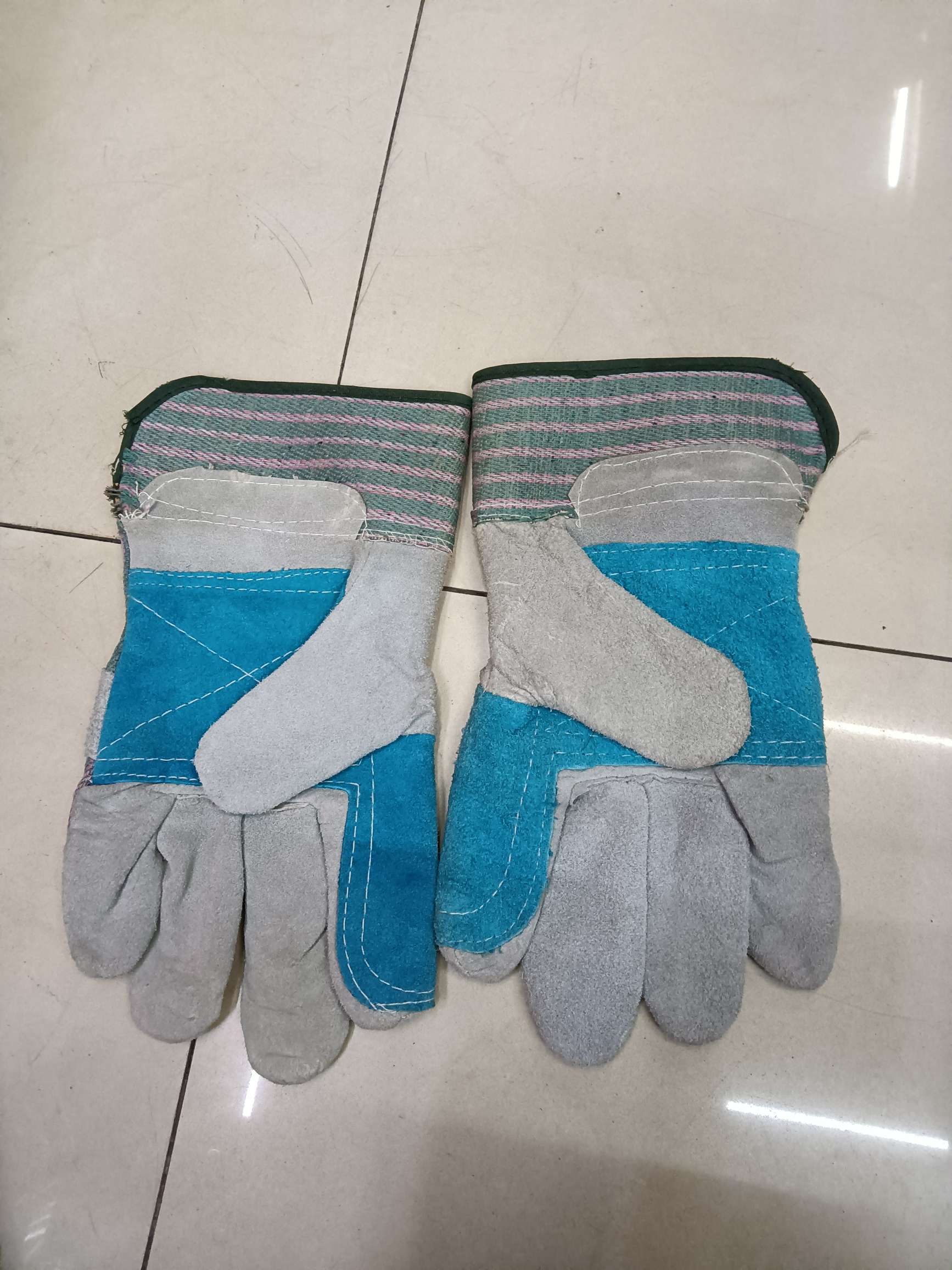 浅蓝色弯托手套产品图