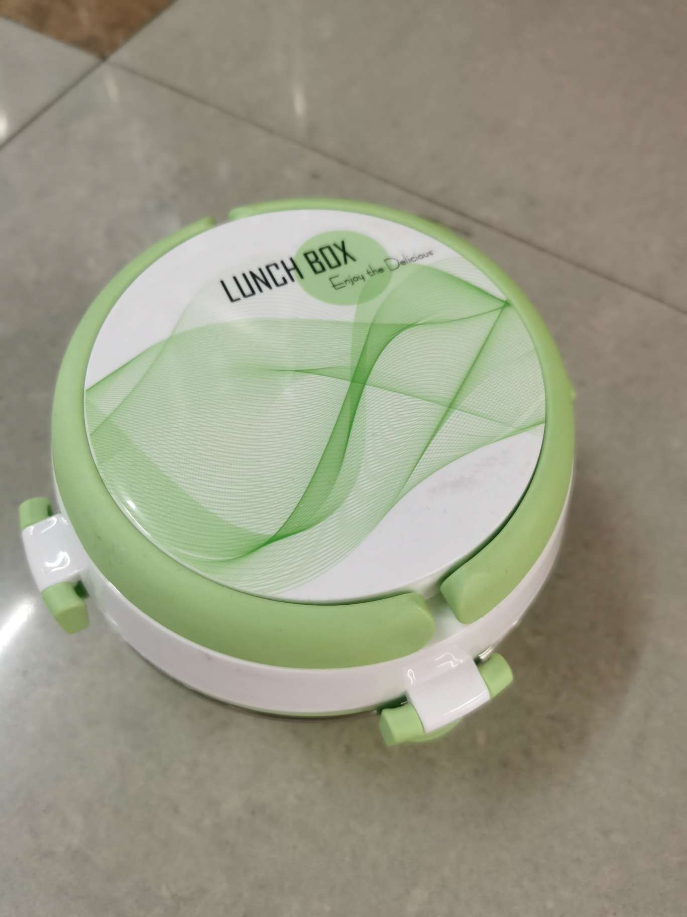 A round lunch box made of plastic, small and compact details Picture