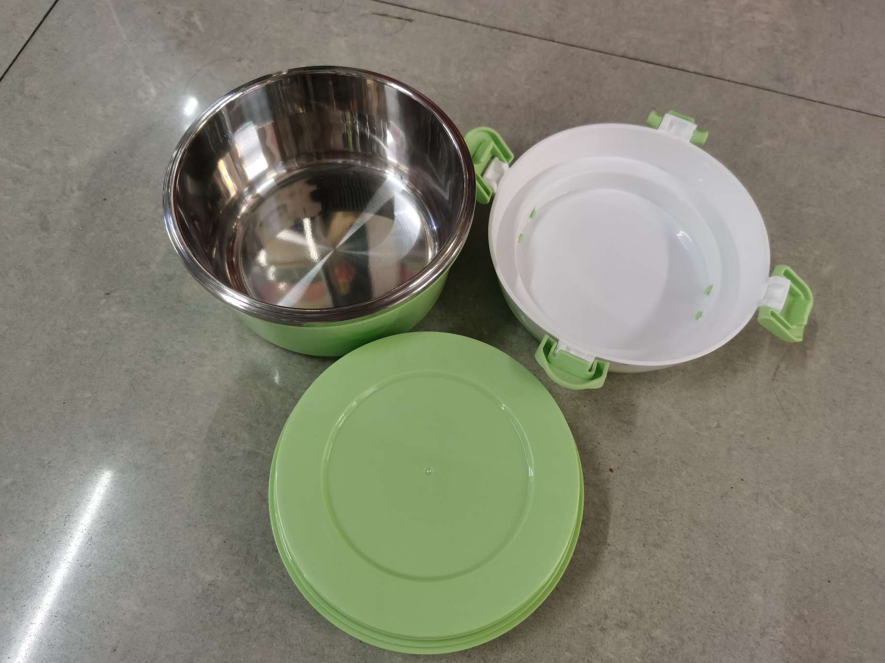 A round lunch box made of plastic, small and compact Application Scenario