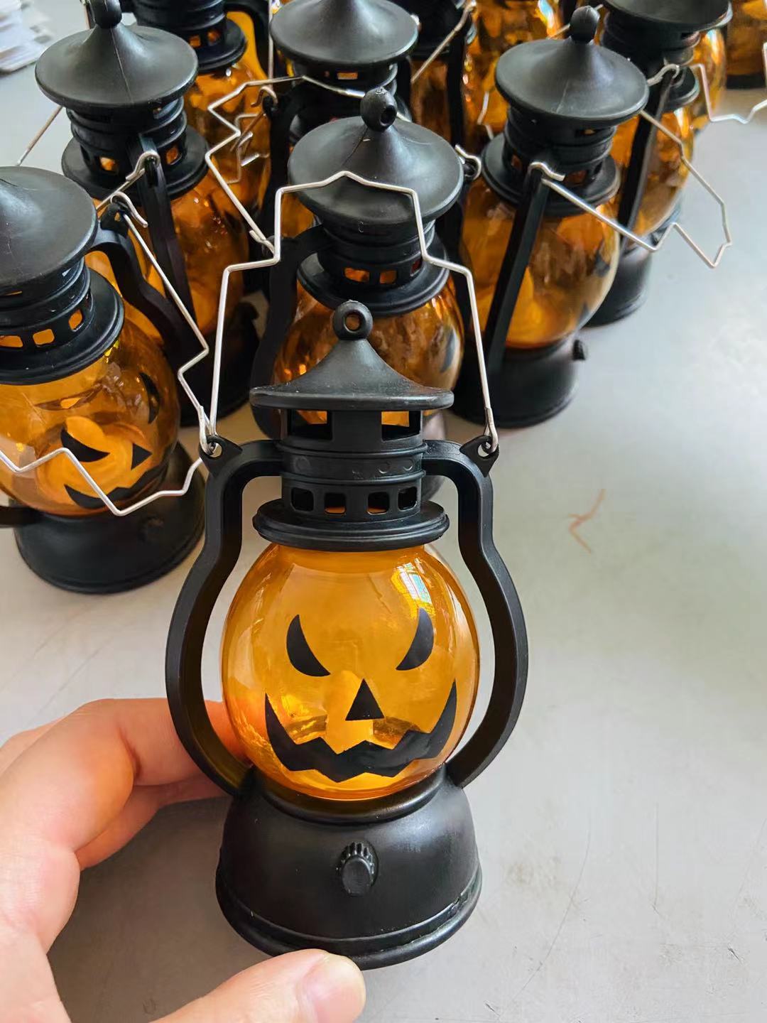 LED南瓜小风灯白底实物图