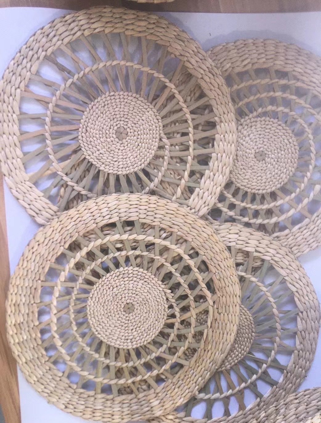 草编餐垫圆形白底实物图