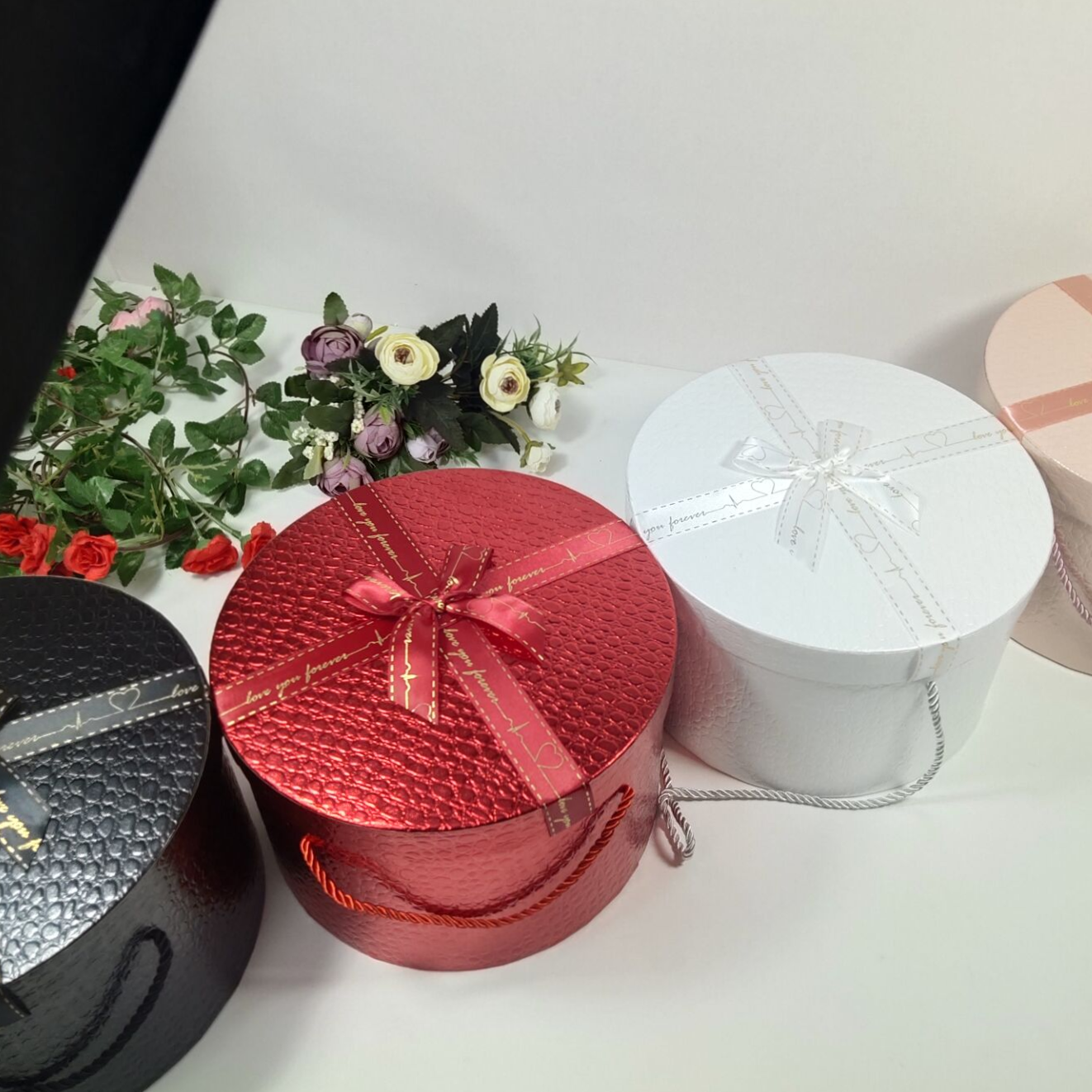 Yongjin Gift Box Office Culture Festival Supplies Than Heart Round Flower Box Hugging Bucket Flowers Bucket Bouquet Packaging Materials Dried Flowers With Hand Gift Box Floral Arrangement Box Round 3-Piece Set