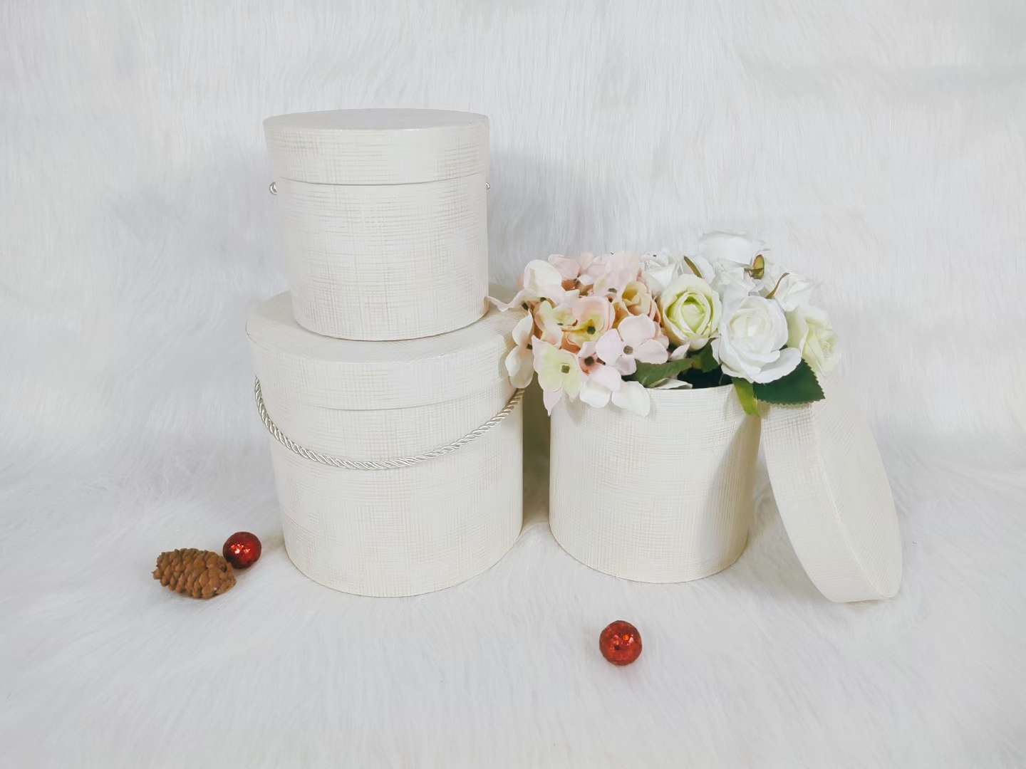 涌金礼品盒比心圆形花盒抱抱桶鲜花桶花束包装材料干花伴手礼品盒花艺插花盒新款花盒圆筒礼盒详情8