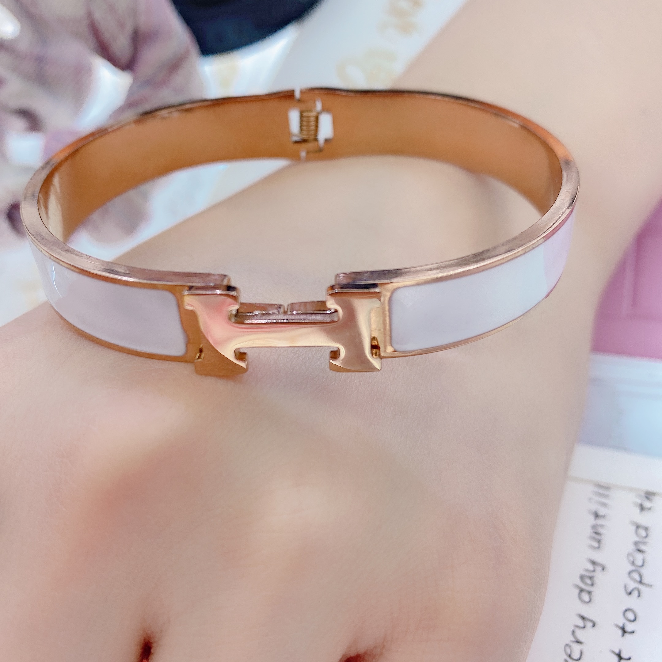 Chenglong Jewelry Bracelet: Korean version couple jewelry for women, fashionable inlaid, niche design, Instagram trendy and popular titanium steel bracelet B0134-120 detail image 1