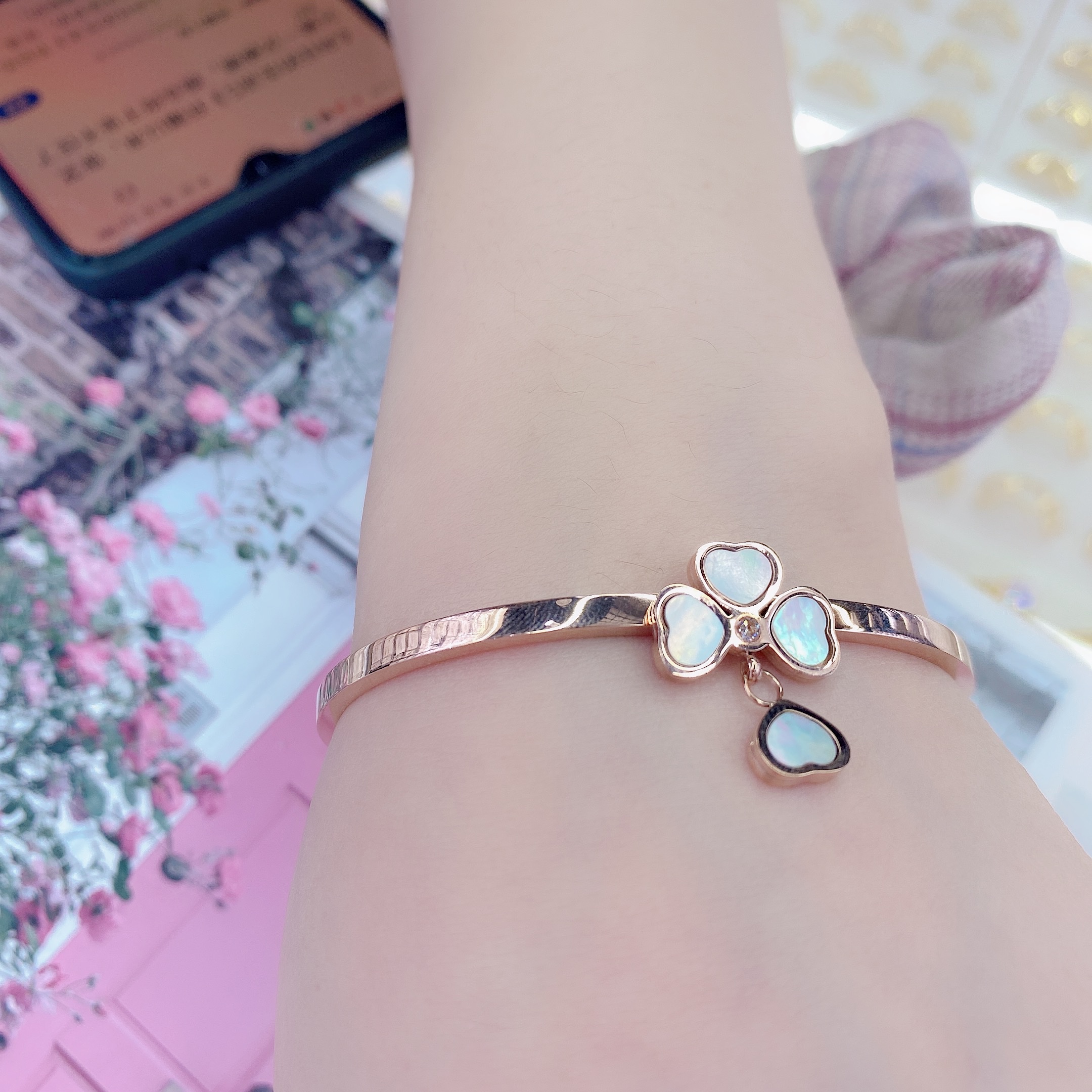 Chenglong Jewelry's Lucky Four-leaf Clover bracelet, a pure silver bracelet for women, is an Instagram niche design. It's a simple gift for your girlfriend, B0133-95 Specification image