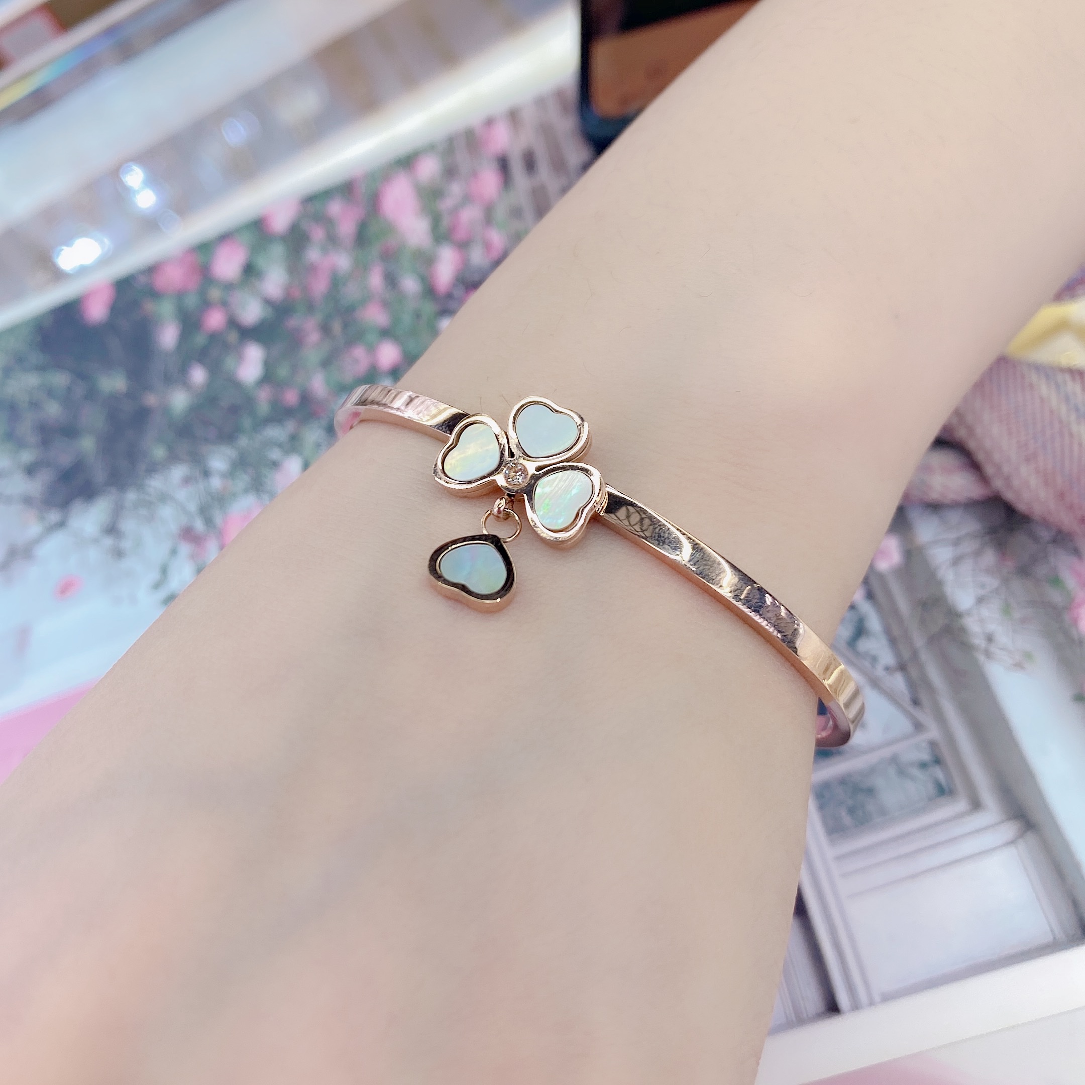 Chenglong Jewelry's Lucky Four-leaf Clover bracelet, a pure silver bracelet for women, is an Instagram niche design. It's a simple gift for your girlfriend, B0133-95 Application Scenario