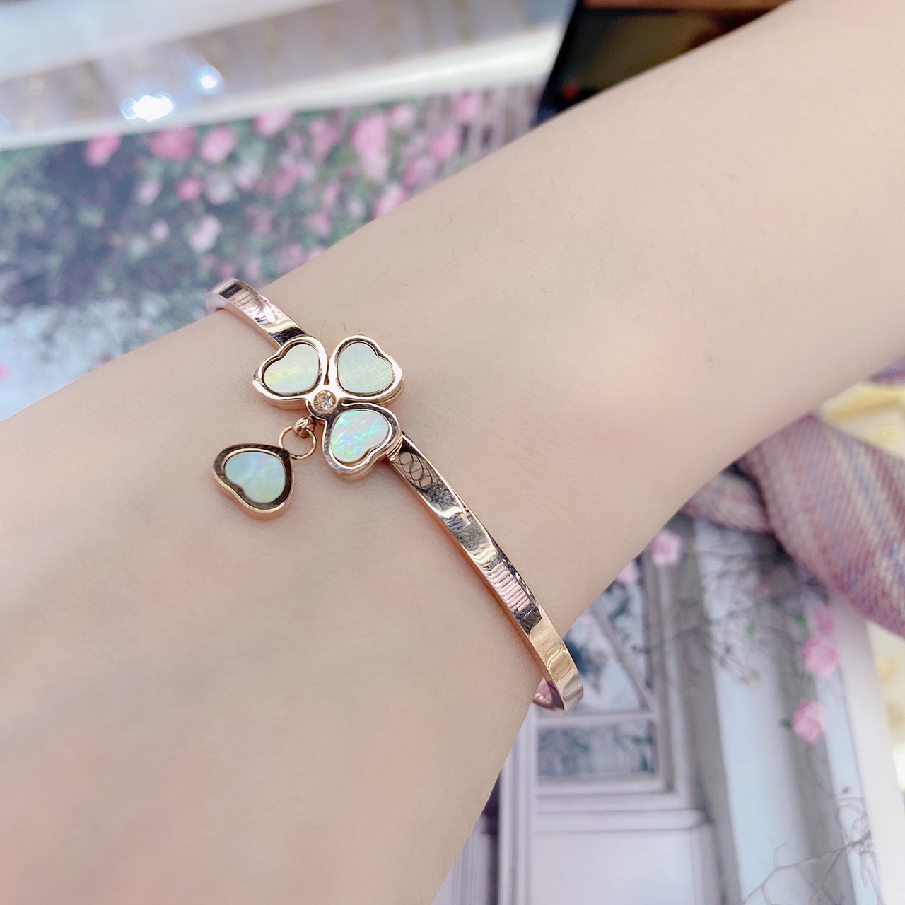 Chenglong Jewelry's Lucky Four-leaf Clover bracelet, a pure silver bracelet for women, is an Instagram niche design. It's a simple gift for your girlfriend, B0133-95