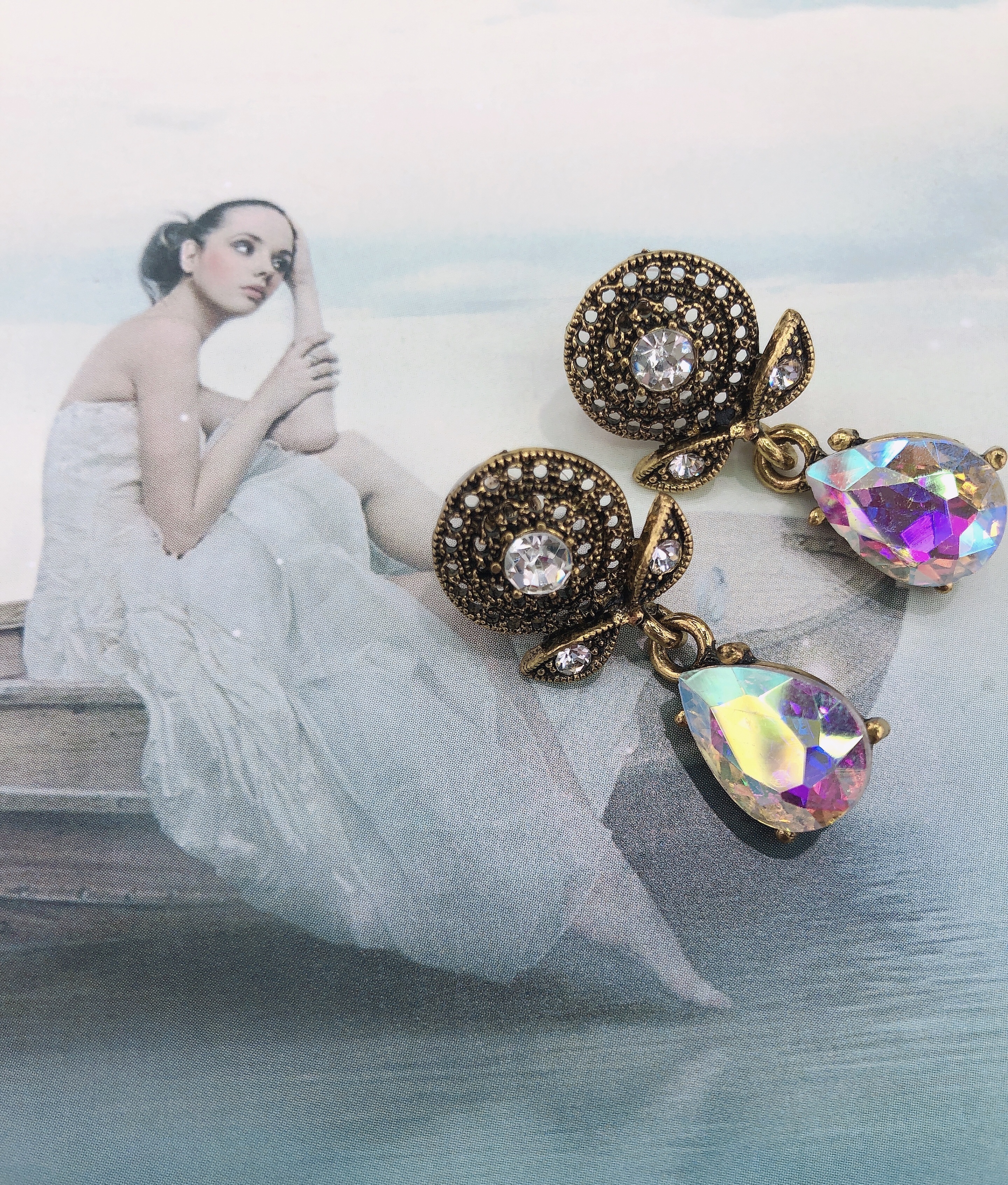 New trendy and retro style round water drop crystal earrings that are popular on the Internet, with a unique and elegant style and a sparkling effect Specification image