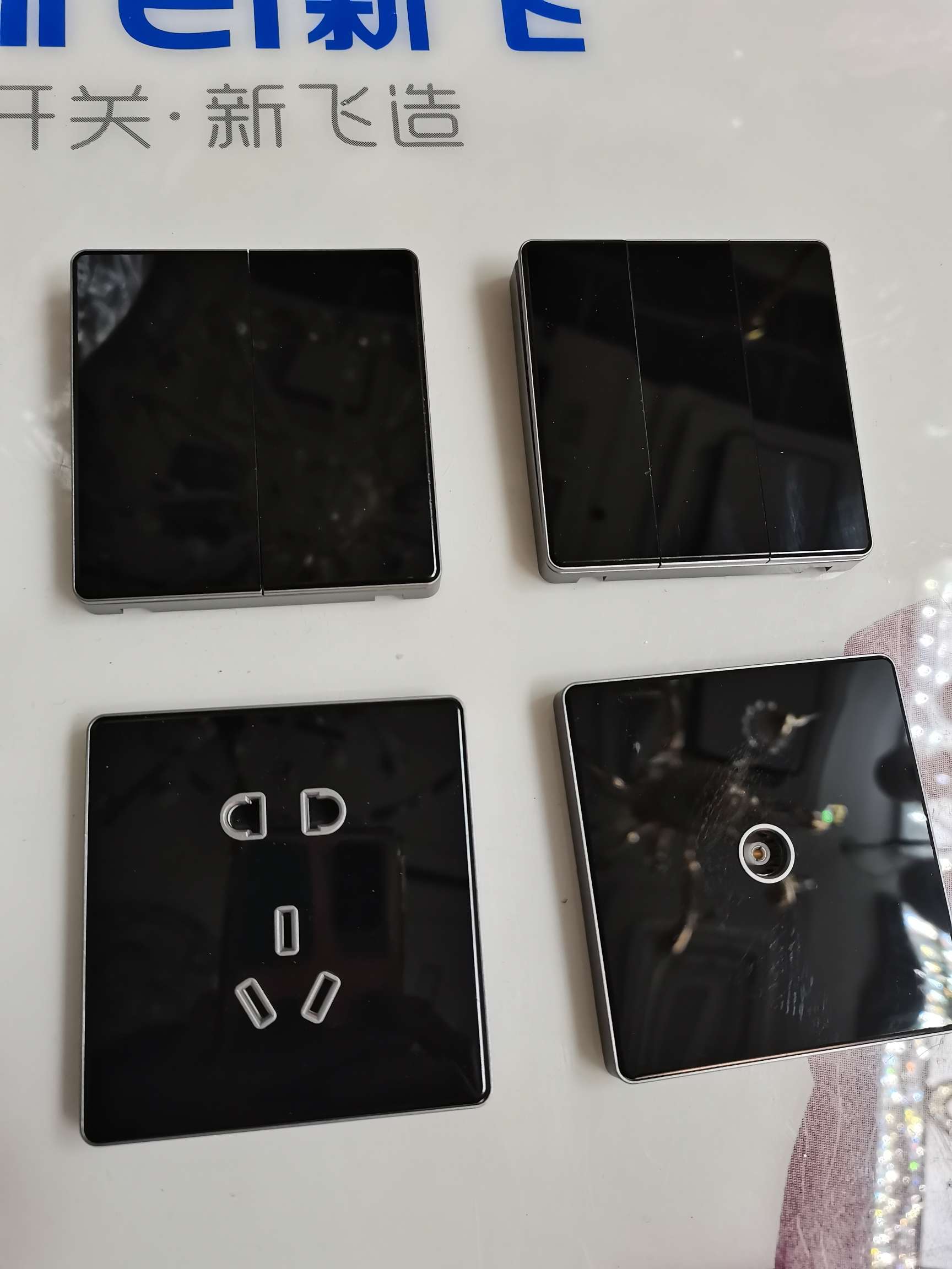 New Fly Switch 86 Switch Bright Black Five-Hole Socket High Crystal Glass Face 5-Hole Socket Application Scenario